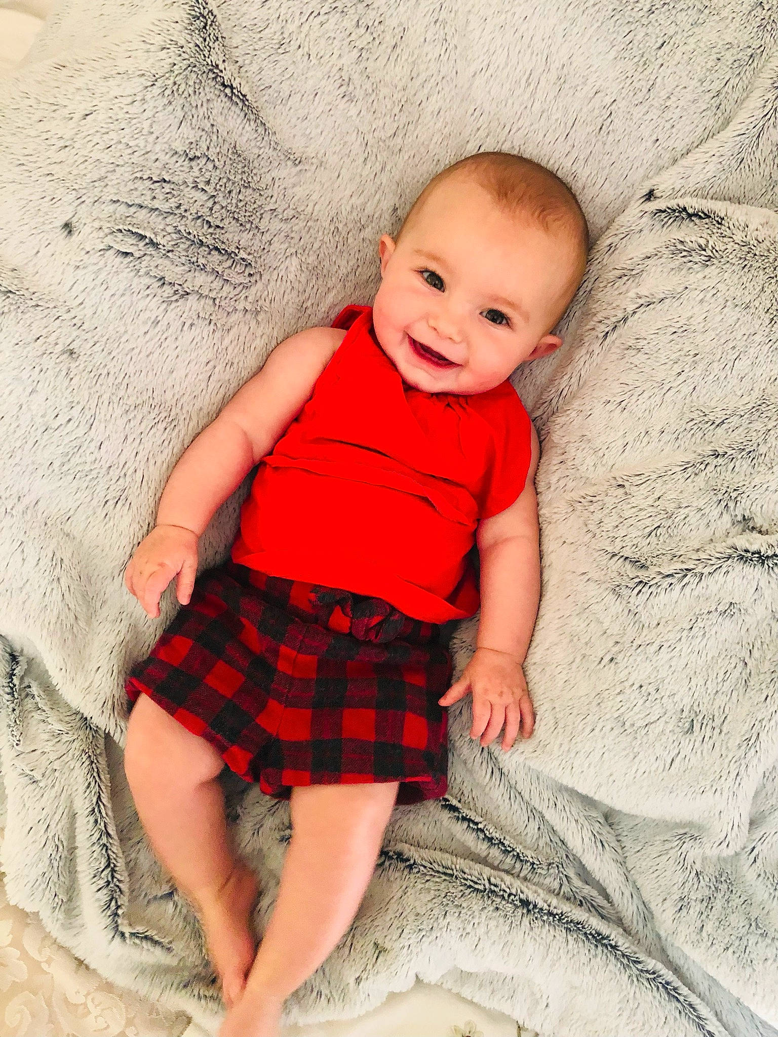 Djulia participe au concours pour gagner de l'argent avec cette photo : baby, baby_toddler_clothing, collar, eye, flash_photography, happy, head, human_body, iris, joy, leg, pattern, person, plaid, skin, sleeve, smile, tartan, textile, toddler