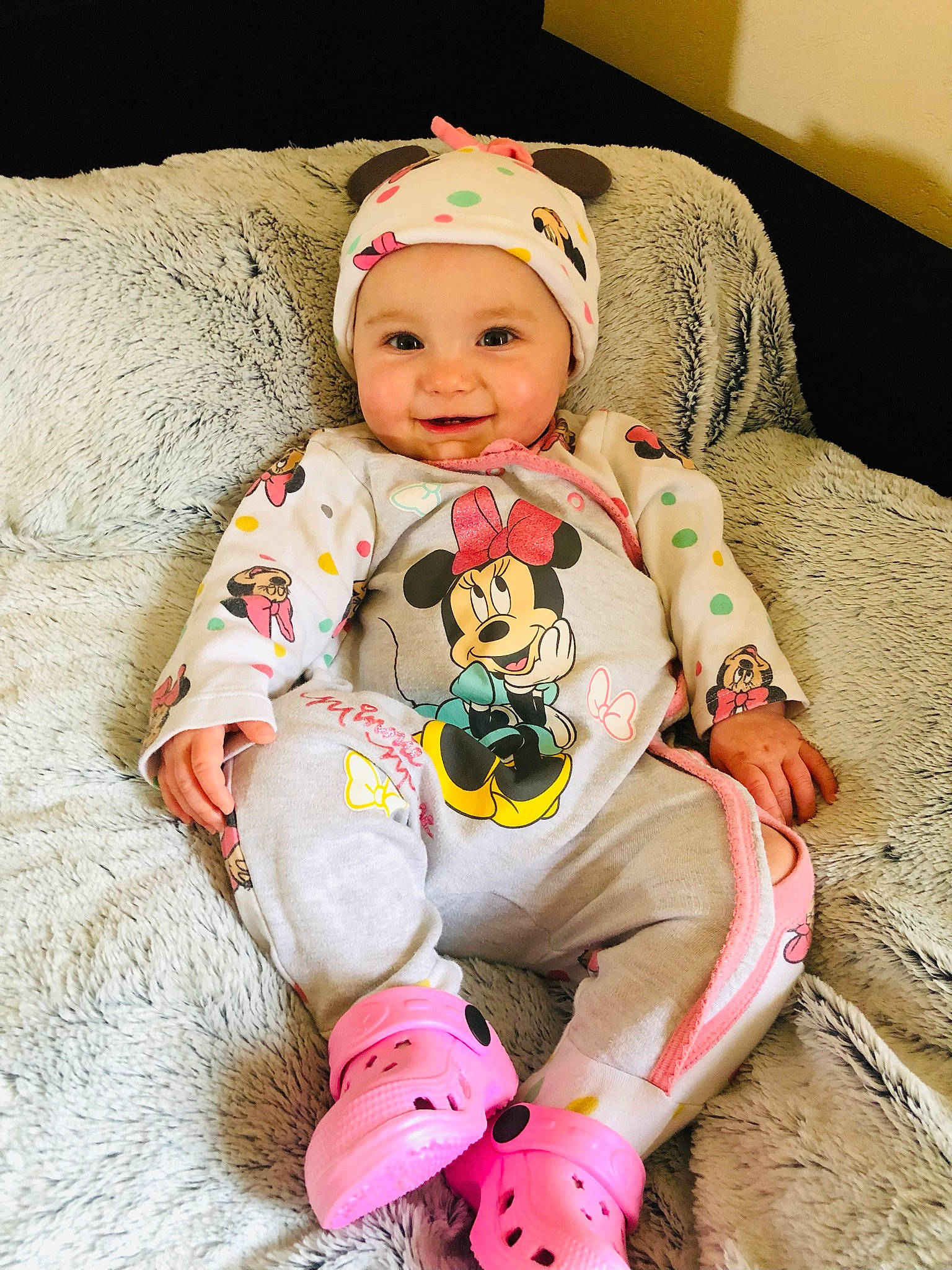 Djulia participe au concours pour gagner de l'argent avec cette photo : baby, baby_sleeping, baby_toddler_clothing, cap, cheek, child, comfort, couch, face, fur, happy, headgear, headwear, joy, person, personal_protective_equipment, pink, sitting, skin, sleeve