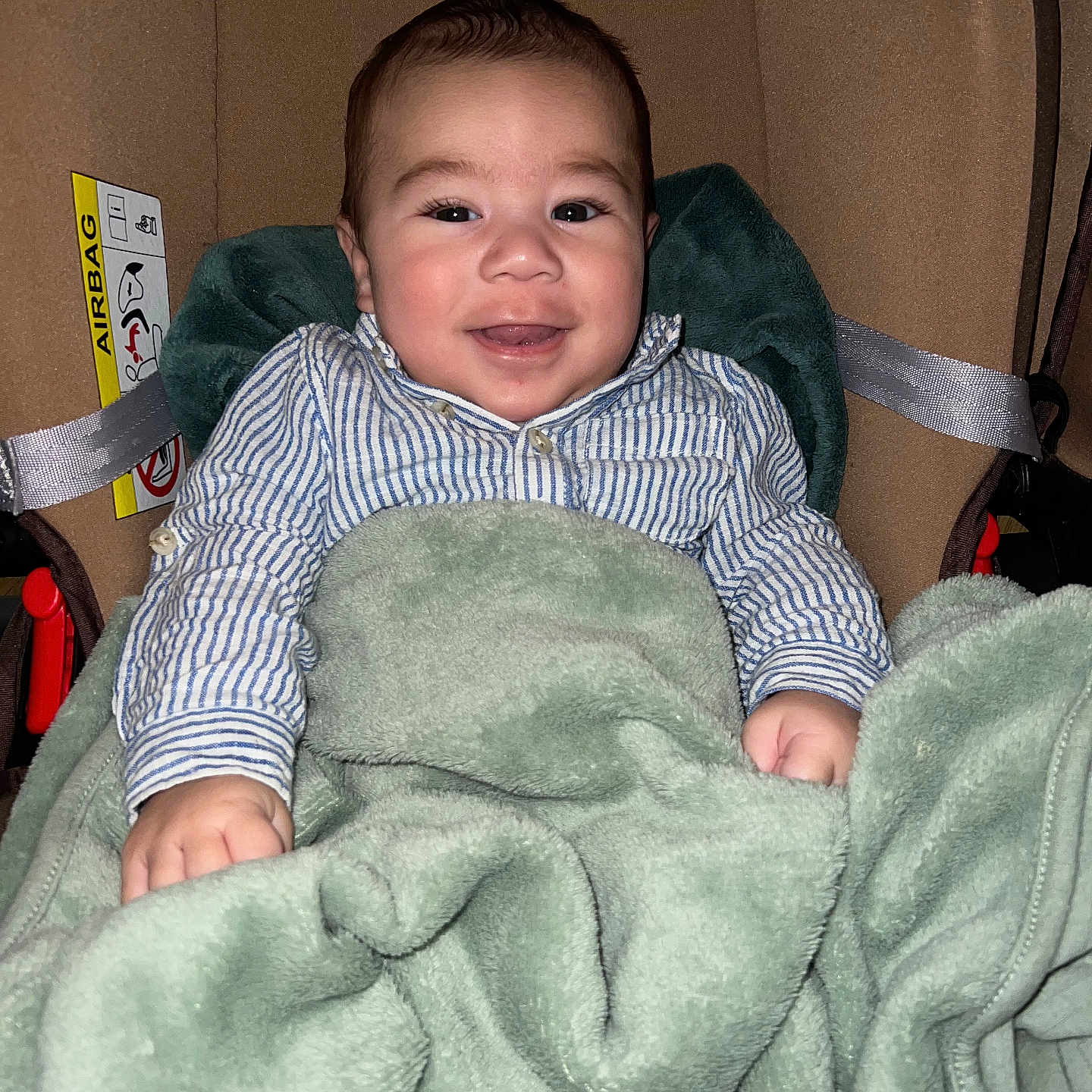 Tukugasau participe au concours pour gagner de l'argent avec cette photo : baby, blanket, car, car_interior, carseat, couch, cushion, face, furniture, happy, head, homedecor, laughing, linen, person, photography, portrait, smile, transportation, vehicle