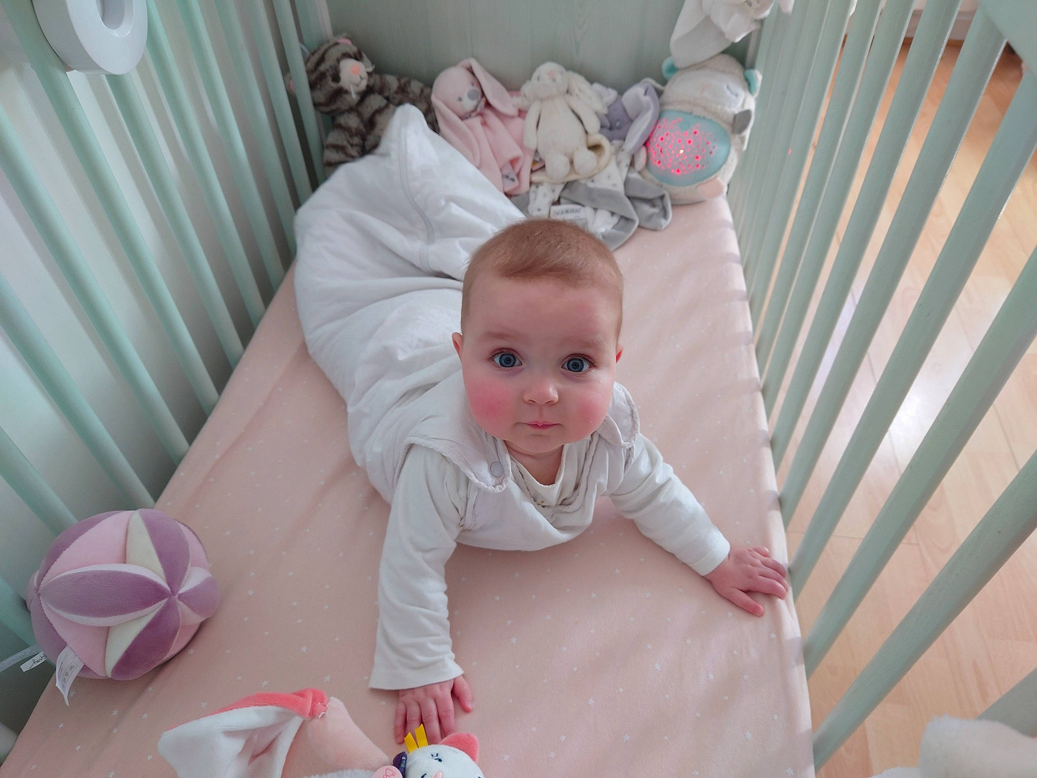 Lucile participe au concours pour gagner de l'argent avec cette photo : baby, baby_products, baby_safety, baby_toddler_clothing, beauty, cheek, child, comfort, cradle, cup, flooring, fun, happy, infant_bed, linens, person, pink, product, sitting, textile