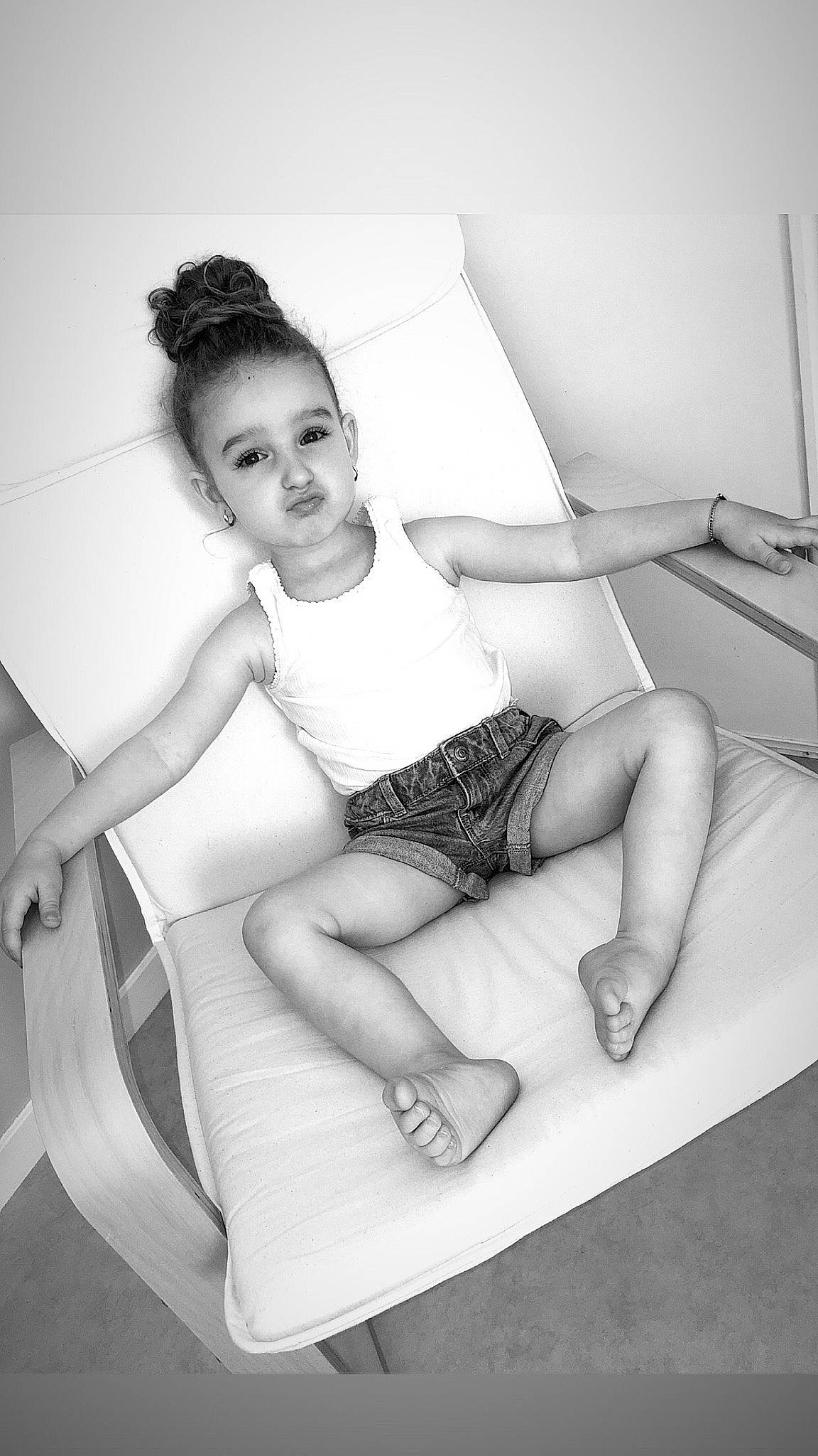 Lyana participe au concours pour gagner de l'argent avec cette photo : arm, art_model, black_and_white, black_hair, comfort, couch, elbow, flash_photography, human, human_body, joint, knee, leg, lip, muscle, person, shorts, shoulder, style, thigh