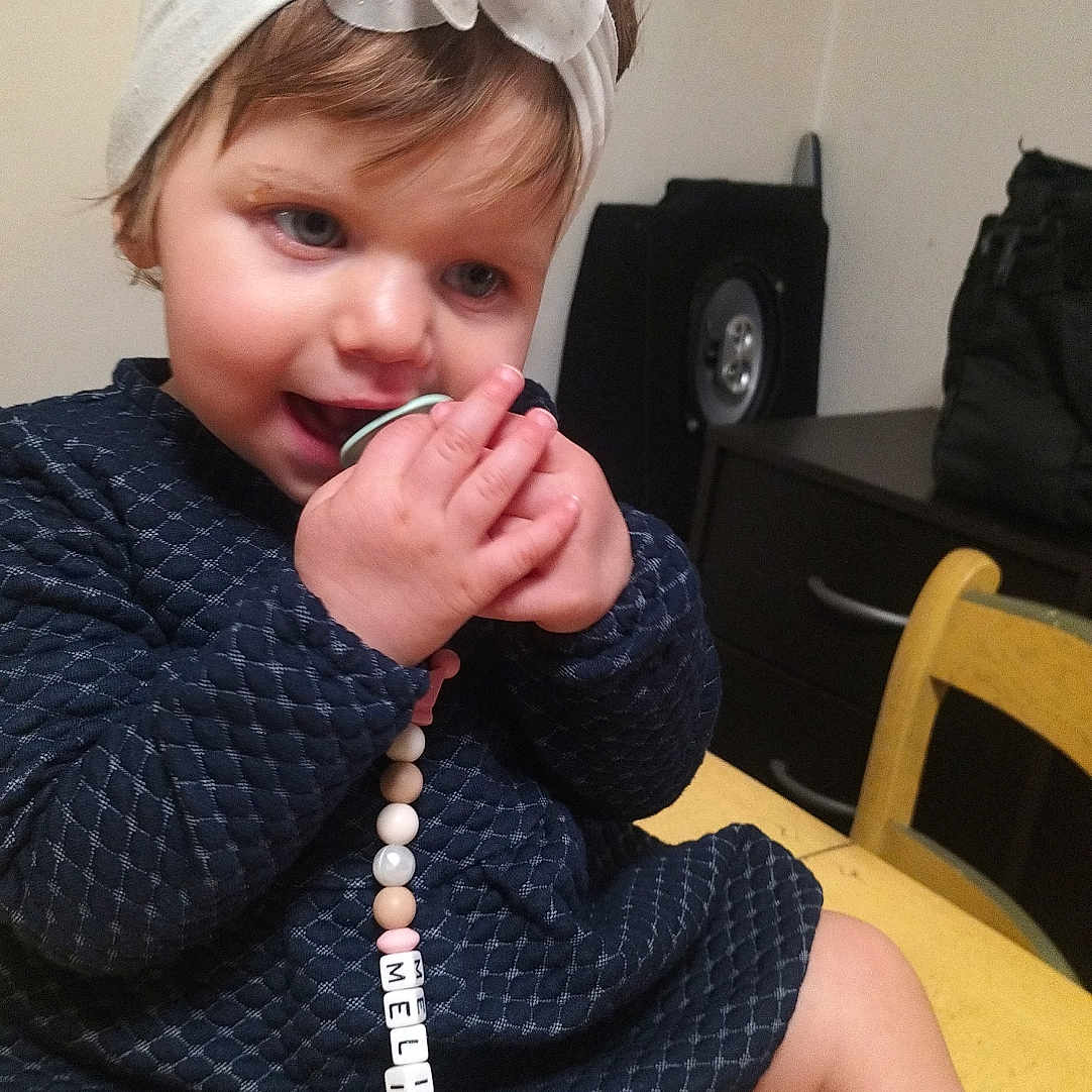 Mélina Jaunâtre participe au concours pour gagner de l'argent avec cette photo : accessories, baby, bag, bodypart, bracelet, clothing, couch, face, finger, furniture, hand, handbag, head, hosiery, jewelry, necklace, person, photography, portrait, sock