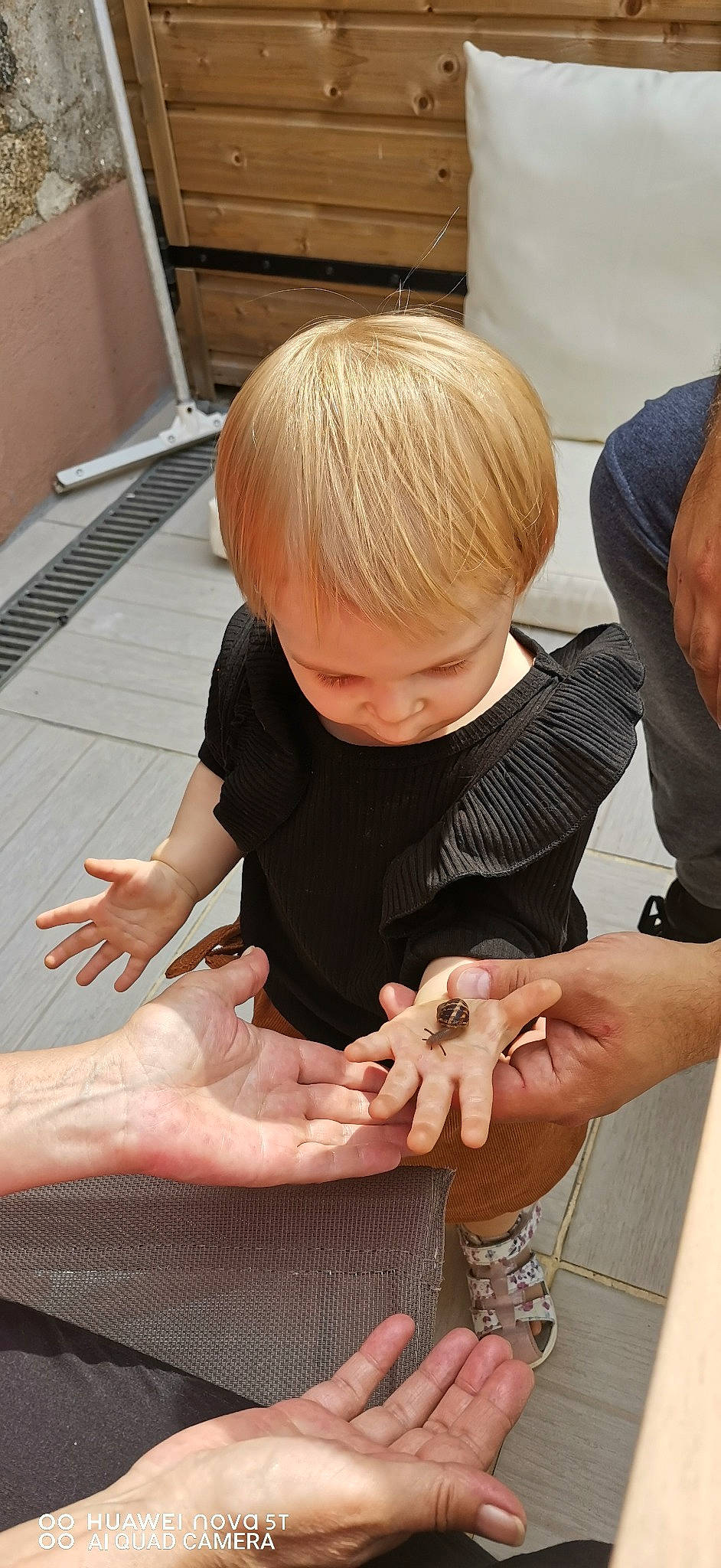 Lyanna participe au concours pour gagner de l'argent avec cette photo : baby, baby_toddler_clothing, child, finger, flooring, foot, gesture, hand, human_leg, joint, mammal, nail, pattern, person, sitting, t_shirt, thumb, toddler, toe, wood