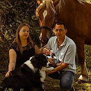 Timeo participe au concours pour gagner de l'argent avec cette photo : family, woman, man, baby, infant, horse, dog, border_collie, bridle, outdoor, forest, trees, grass, portrait, parents, pet, nature, park, kneeling, casual_clothing