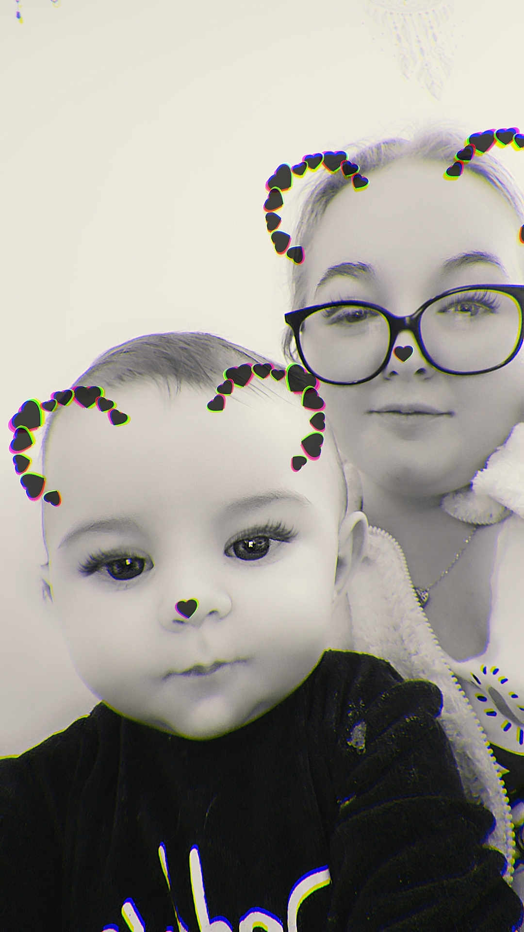 Timeo a rejoint le concours — aidez-le/la à gagner de superbes lots ! baby, child, adult, woman, glasses, selfie, filter, heart_overlay, closeup, portrait, eyelashes, nose_heart, black_and_white, indoor, cozy_clothing, necklace, smiling, faces, playful, parent_child