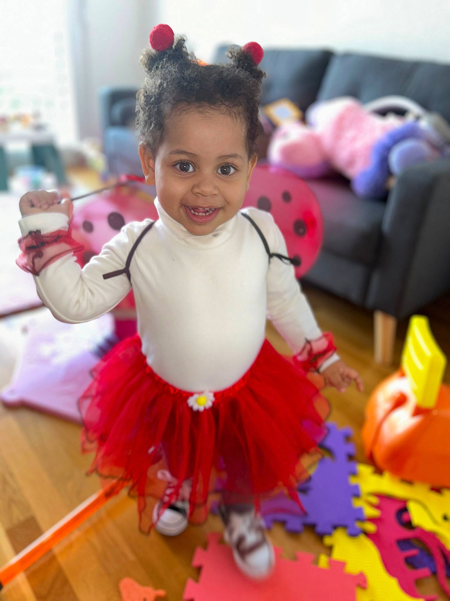 Dayanna a rejoint le concours — aidez-le/la à gagner de superbes lots ! baby, baby_toddler_clothing, child, costume, entertainment, event, fashion_accessory, flooring, fun, happy, joy, magenta, party, person, pink, play, product, purple, room, smile