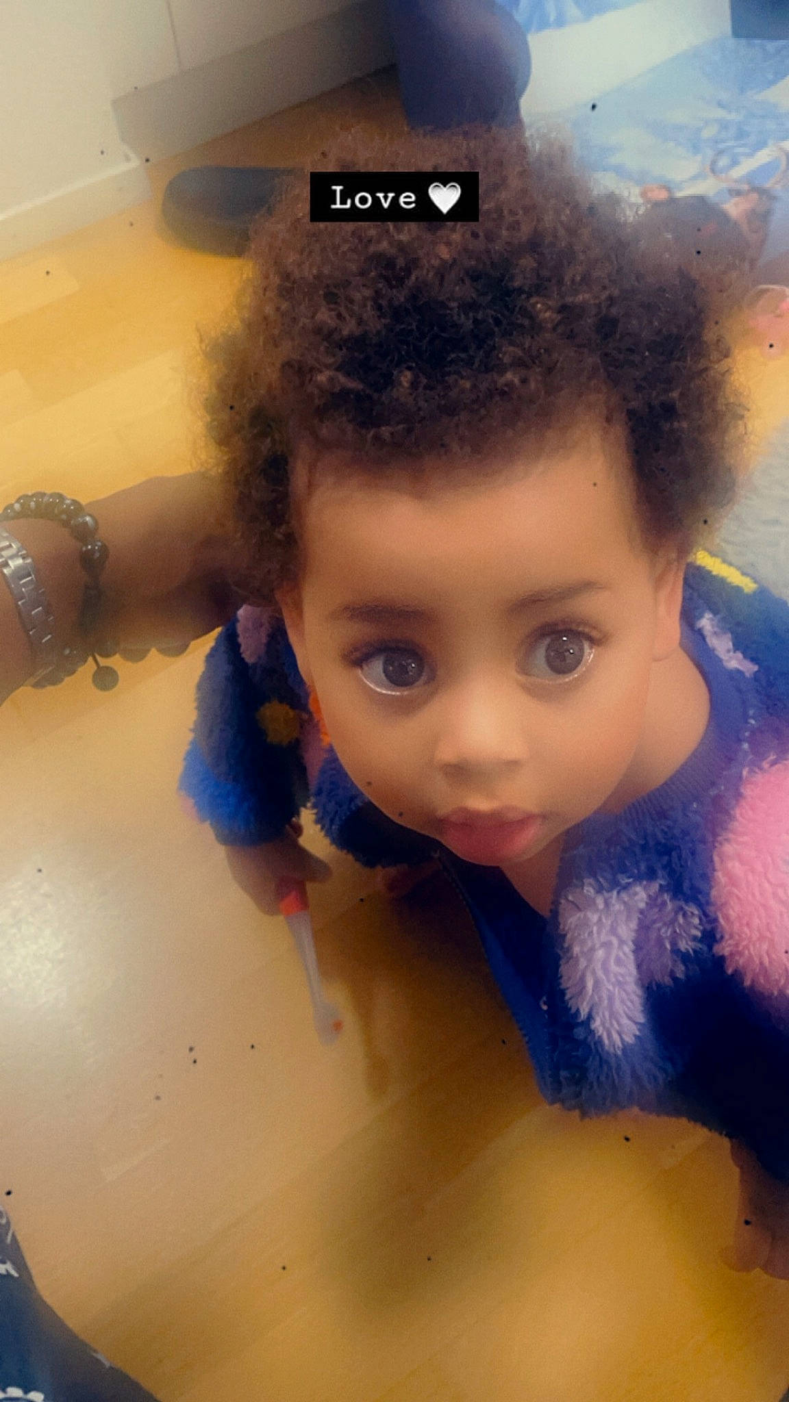 Dayanna a rejoint le concours — aidez-le/la à gagner de superbes lots ! art, black_hair, cheek, chin, ear, electric_blue, eye, eyebrow, eyelash, flash_photography, forehead, fun, hairstyle, happy, iris, lip, long_hair, nose, skin, toddler