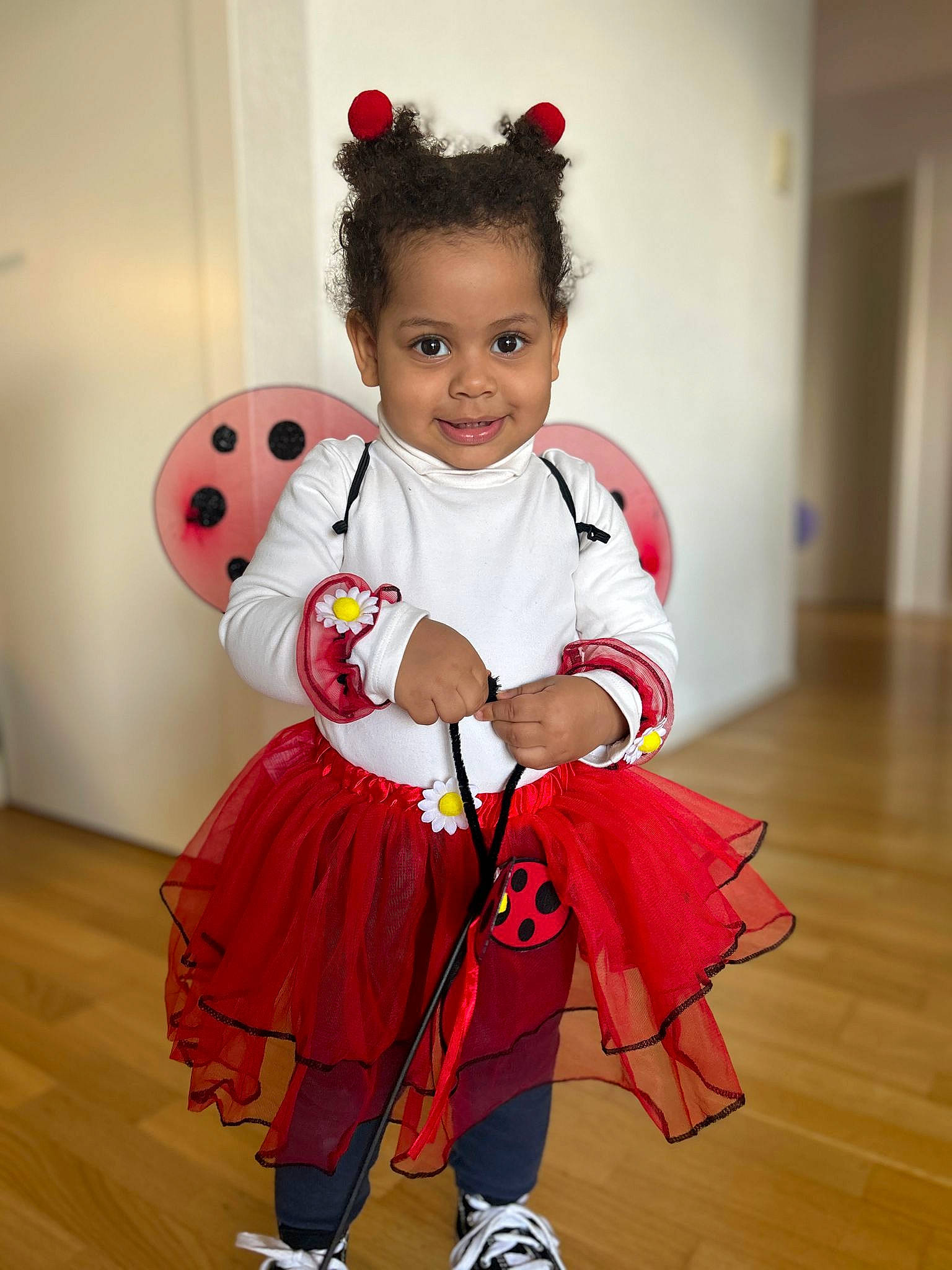 Dayanna participe au concours pour gagner de l'argent avec cette photo : arm, baby_toddler_clothing, child, child_model, costume, costume_accessory, costume_hat, entertainment, event, flooring, fun, happy, hardwood, joy, laminate_flooring, person, pink, sitting, toddler, wood