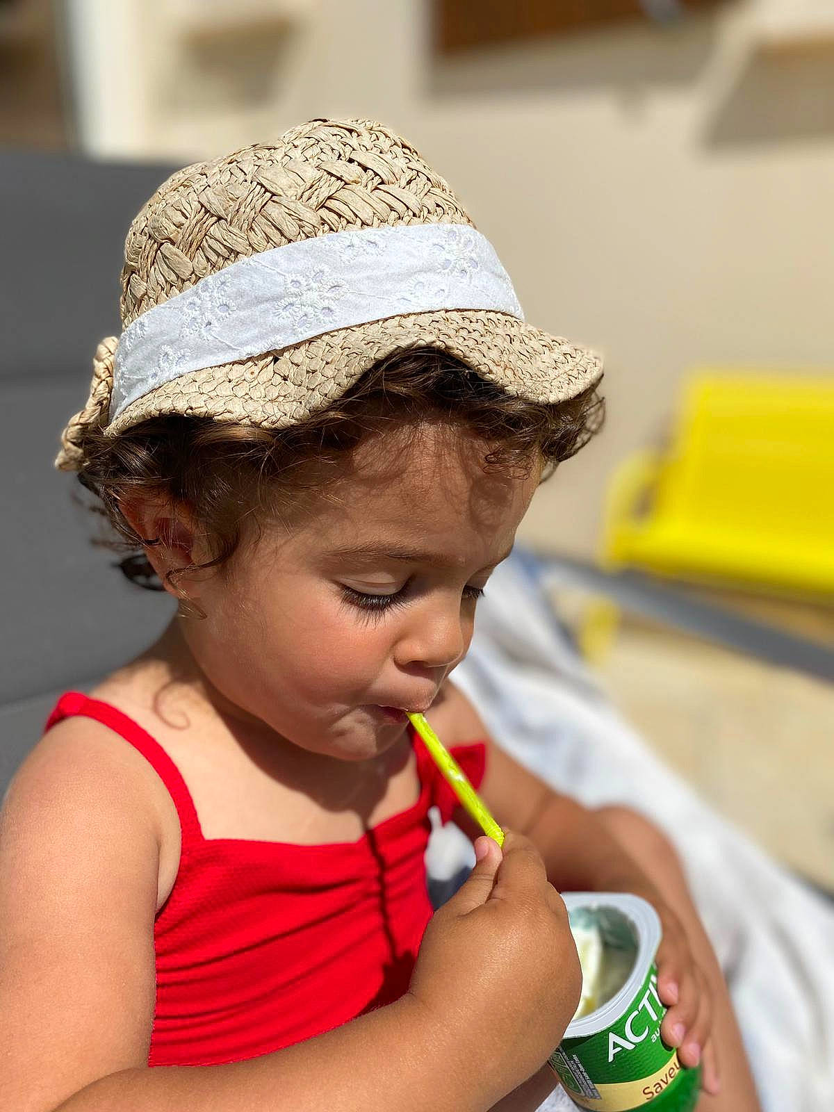 Celina a rejoint le concours — aidez-le/la à gagner de superbes lots ! cap, child, eating, fashion_accessory, hat, headband, headgear, person, smile, sun_hat, toddler, vacation