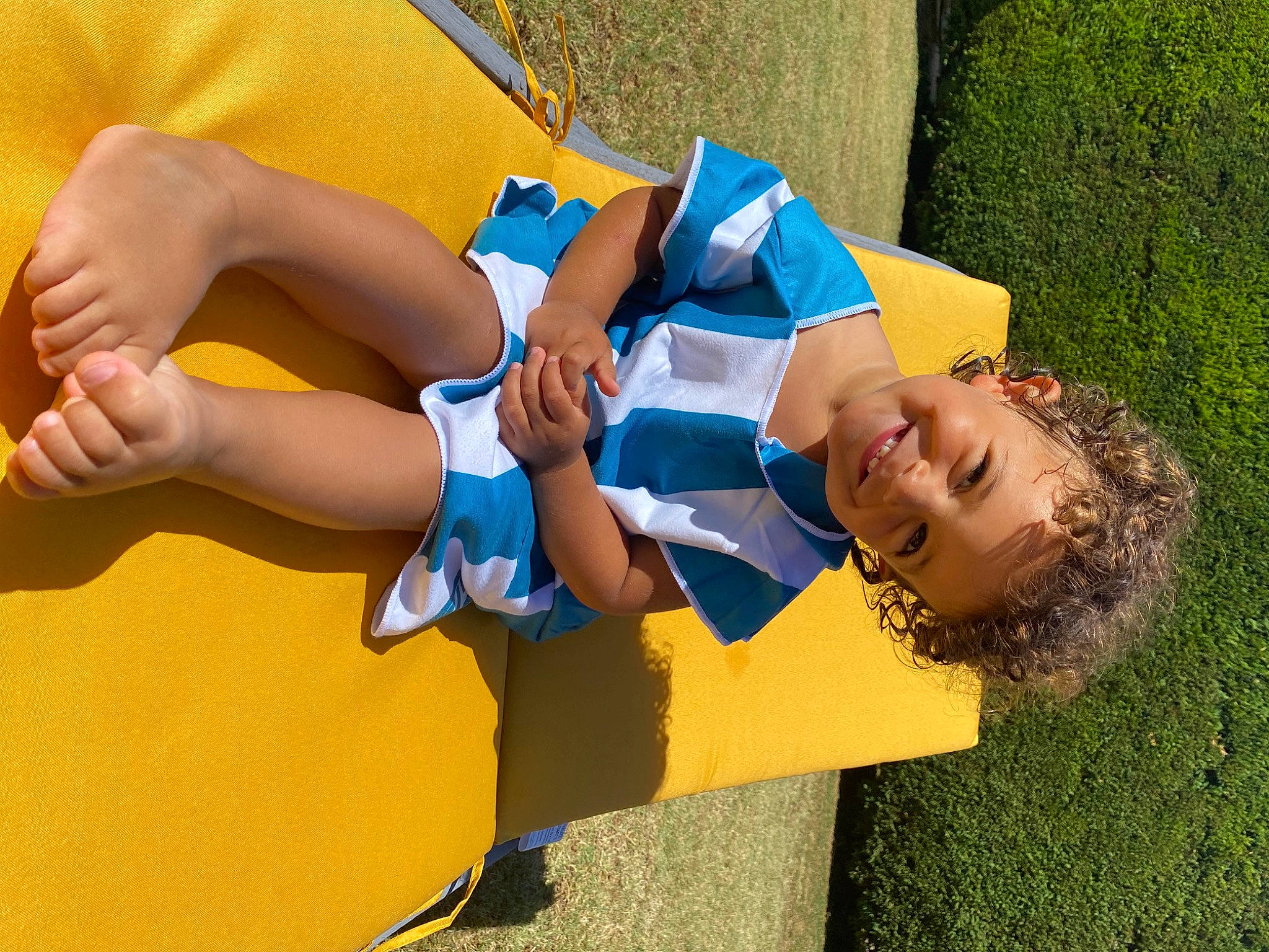 Celina a rejoint le concours — aidez-le/la à gagner de superbes lots ! child, fun, grass, hand, happy, joy, leisure, person, play, summer, vacation, yellow