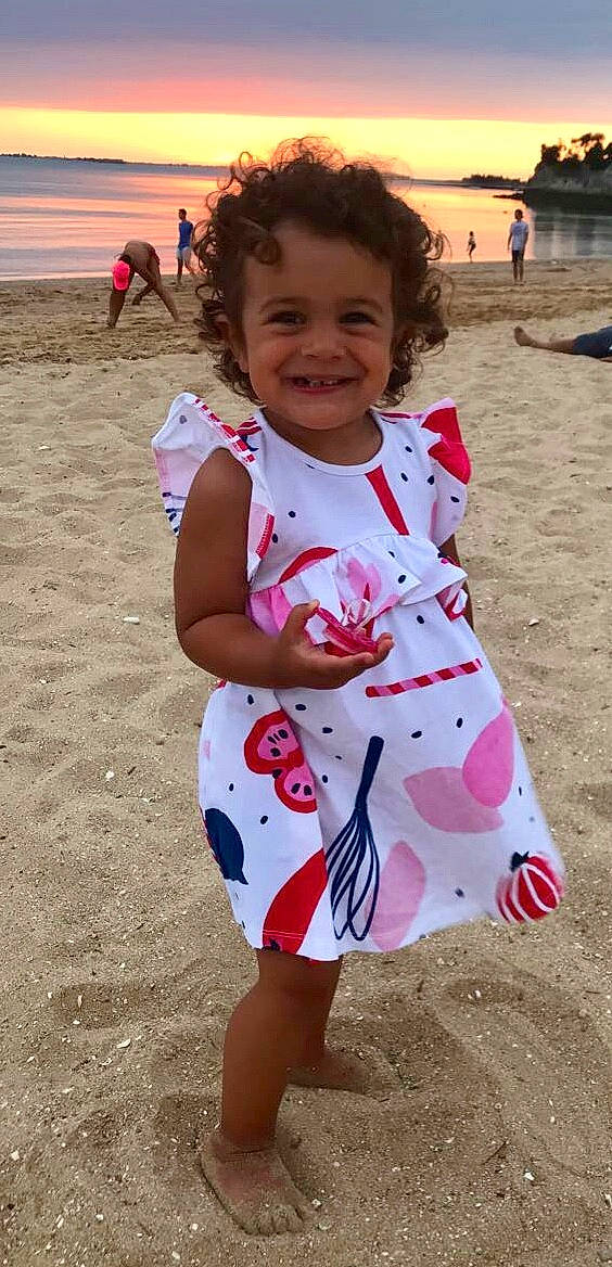 Celina a rejoint le concours — aidez-le/la à gagner de superbes lots ! child, fun, happy, joy, person, pink, play, sleeve, smile, summer, toddler, vacation