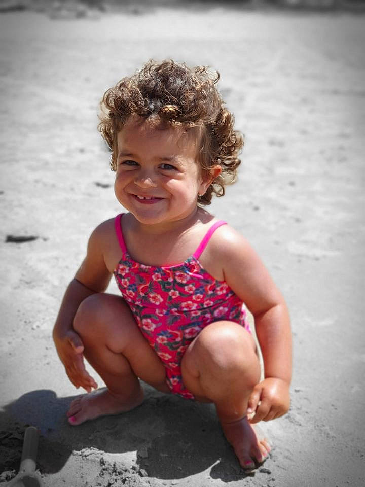 Celina a rejoint le concours — aidez-le/la à gagner de superbes lots ! beach, child, child_model, facial_expression, fun, happy, joy, leg, person, photograph, photography, pink, play, portrait, sand, sitting, smile, standing, summer, toddler