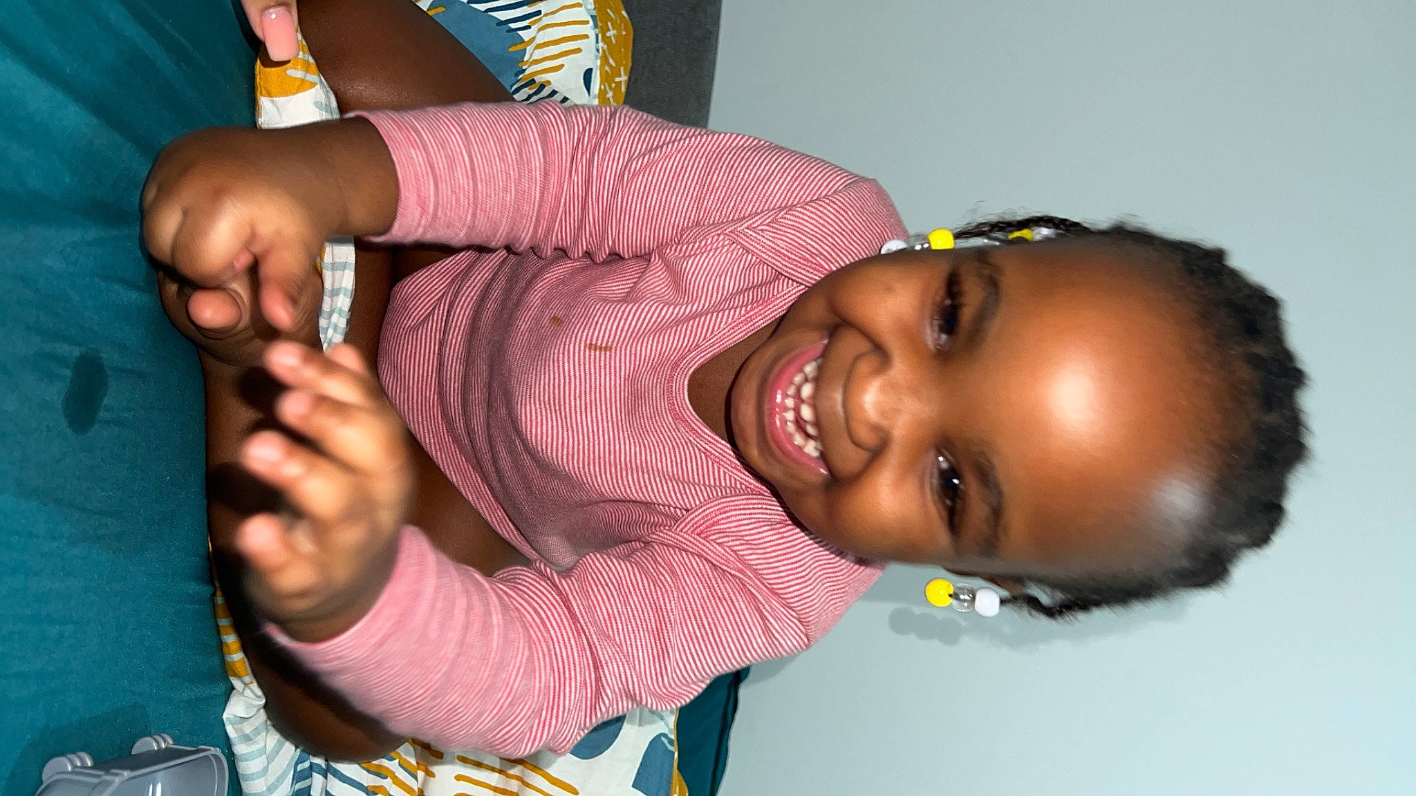 Raïley a rejoint le concours — aidez-le/la à gagner de superbes lots ! arm, child, facial_expression, finger, fun, gesture, hand, happy, human, joint, joy, mouth, muscle, nose, person, skin, smile, snapshot, tableware, thumb