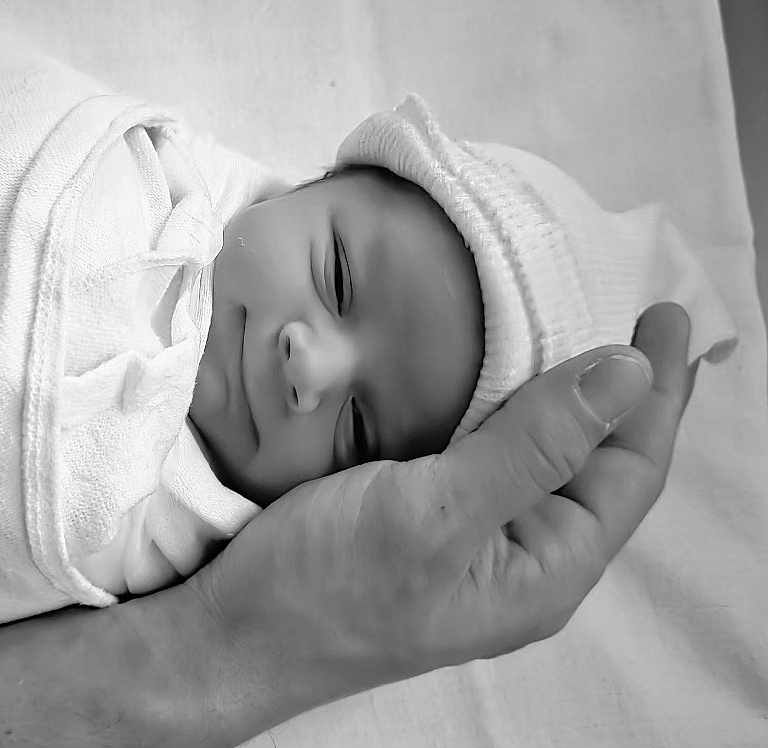 Soan a rejoint le concours — aidez-le/la à gagner de superbes lots ! baby, newborn, infant, swaddled, blanket, hat, hand, black_and_white, closeup, portrait, sleeping, cute, soft, tender, care, rest, human, new_life, peaceful, parent