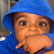 Aylan a rejoint le concours — aidez-le/la à gagner de superbes lots ! baby, blue_hoodie, candid, child, closeup, curious, cute, expression, face, hand, hood, human, indoor, infant, person, portrait, skin, sleeve, wide_eyes, young_child