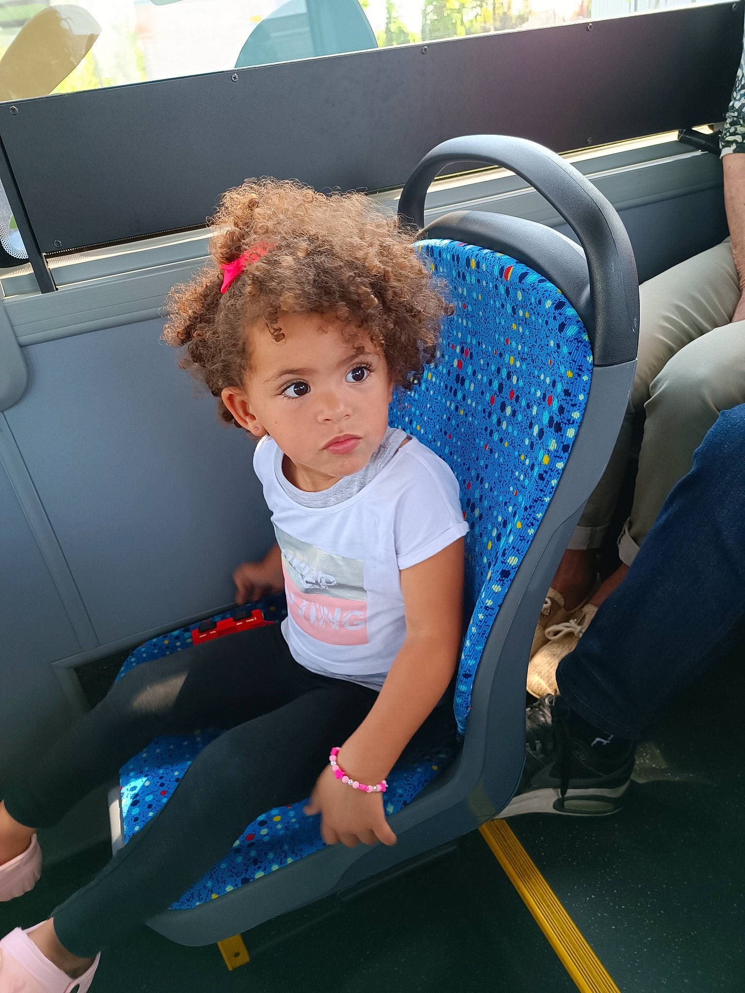 Malia participe au concours pour gagner de l'argent avec cette photo : auto_part, automotive_design, automotive_exterior, car, car_seat, car_seat_cover, chair, comfort, electric_blue, fun, human_leg, joint, knee, leg, leisure, motor_vehicle, person, shorts, toddler, vehicle