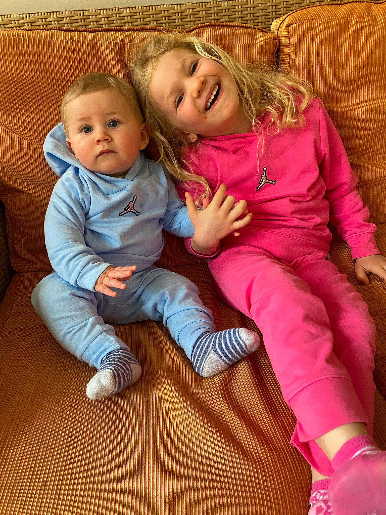 Livia participe au concours pour gagner de l'argent avec cette photo : baby_toddler_clothing, blond, child, comfort, eye, face, flooring, fun, gesture, happy, head, human_leg, joy, knee, lap, leg, person, skin, sleeve, smile