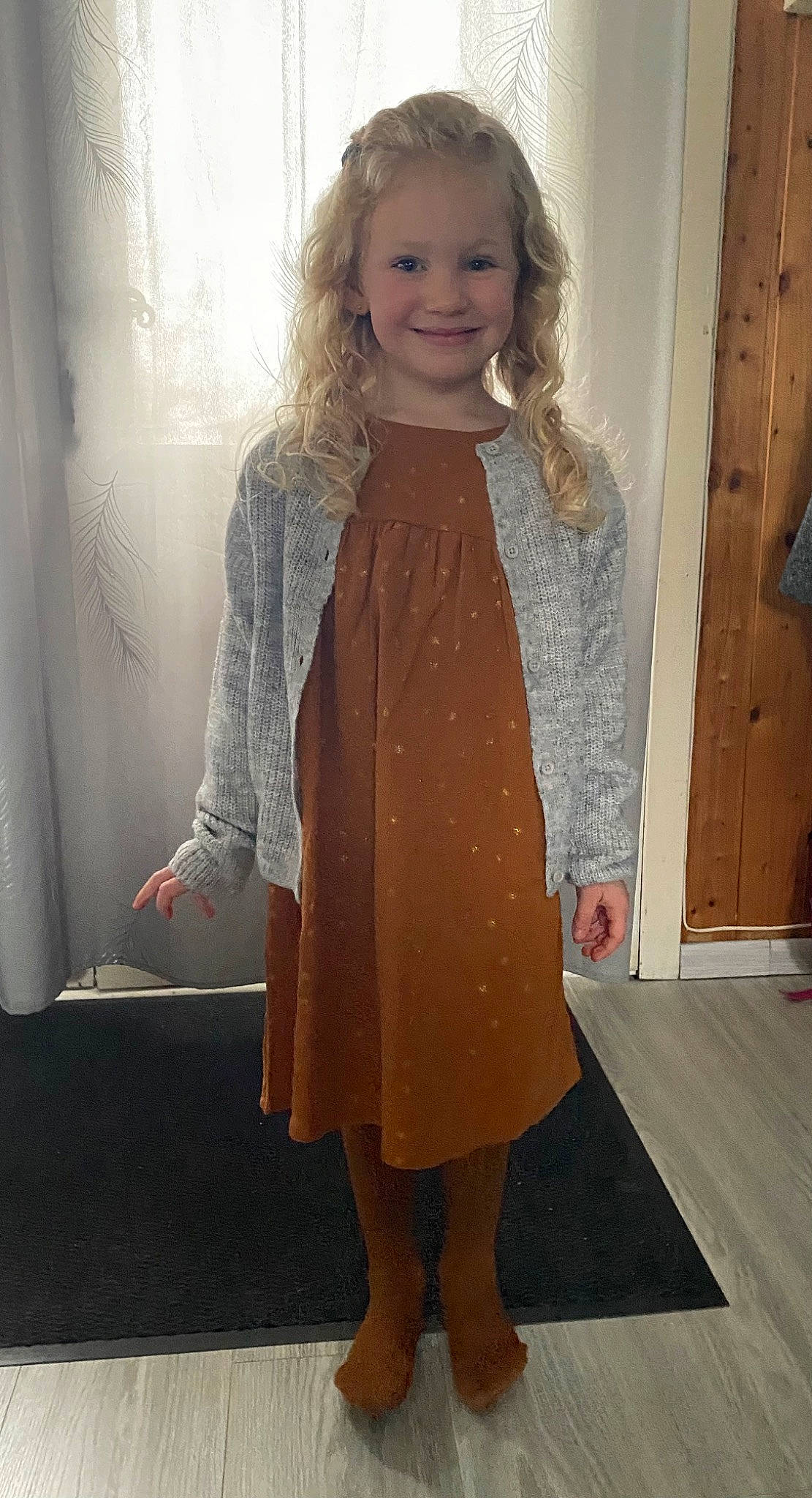 Livia participe au concours pour gagner de l'argent avec cette photo : day_dress, dress, embellishment, fashion_design, flooring, formal_wear, head, joint, joy, knee, long_hair, neck, one_piece_garment, pattern, person, shoulder, skin, sleeve, smile, toddler