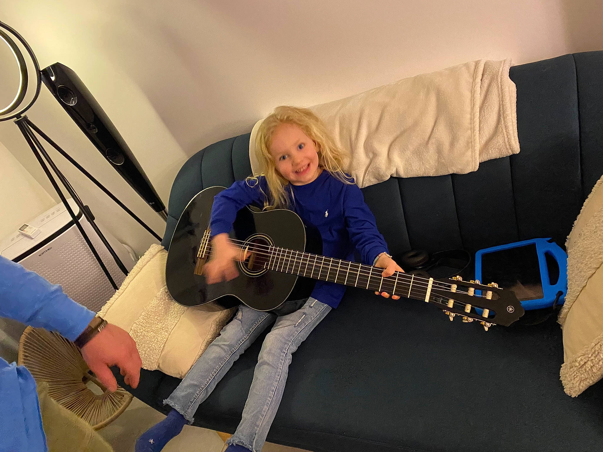 Livia a rejoint le concours — aidez-le/la à gagner de superbes lots ! comfort, couch, elbow, electric_guitar, guitar, guitar_accessory, guitarist, human_leg, joy, knee, lap, music, musical_instrument, musician, person, plucked_string_instruments, smile, string_instrument, string_instrument_accessory, t_shirt