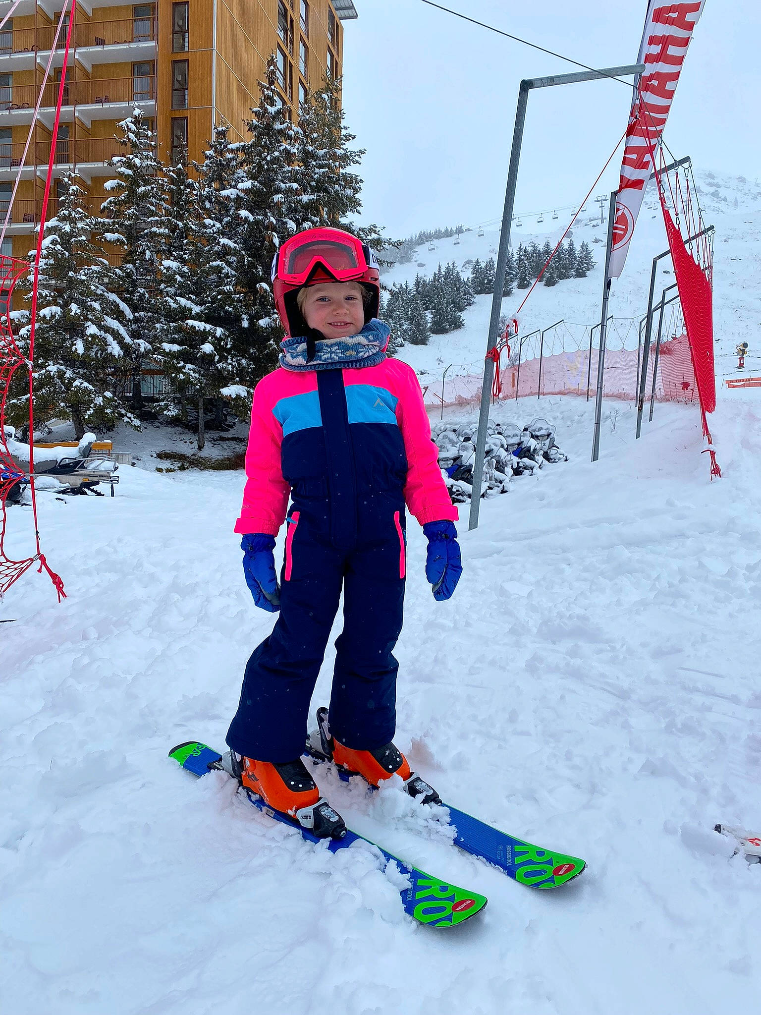 Livia a rejoint le concours — aidez-le/la à gagner de superbes lots ! freezing, fun, geological_phenomenon, goggles, headgear, headwear, helmet, joy, leisure, outdoor_recreation, person, recreation, ski, ski_boot, ski_equipment, ski_helmet, ski_pole, sky, slope, snow