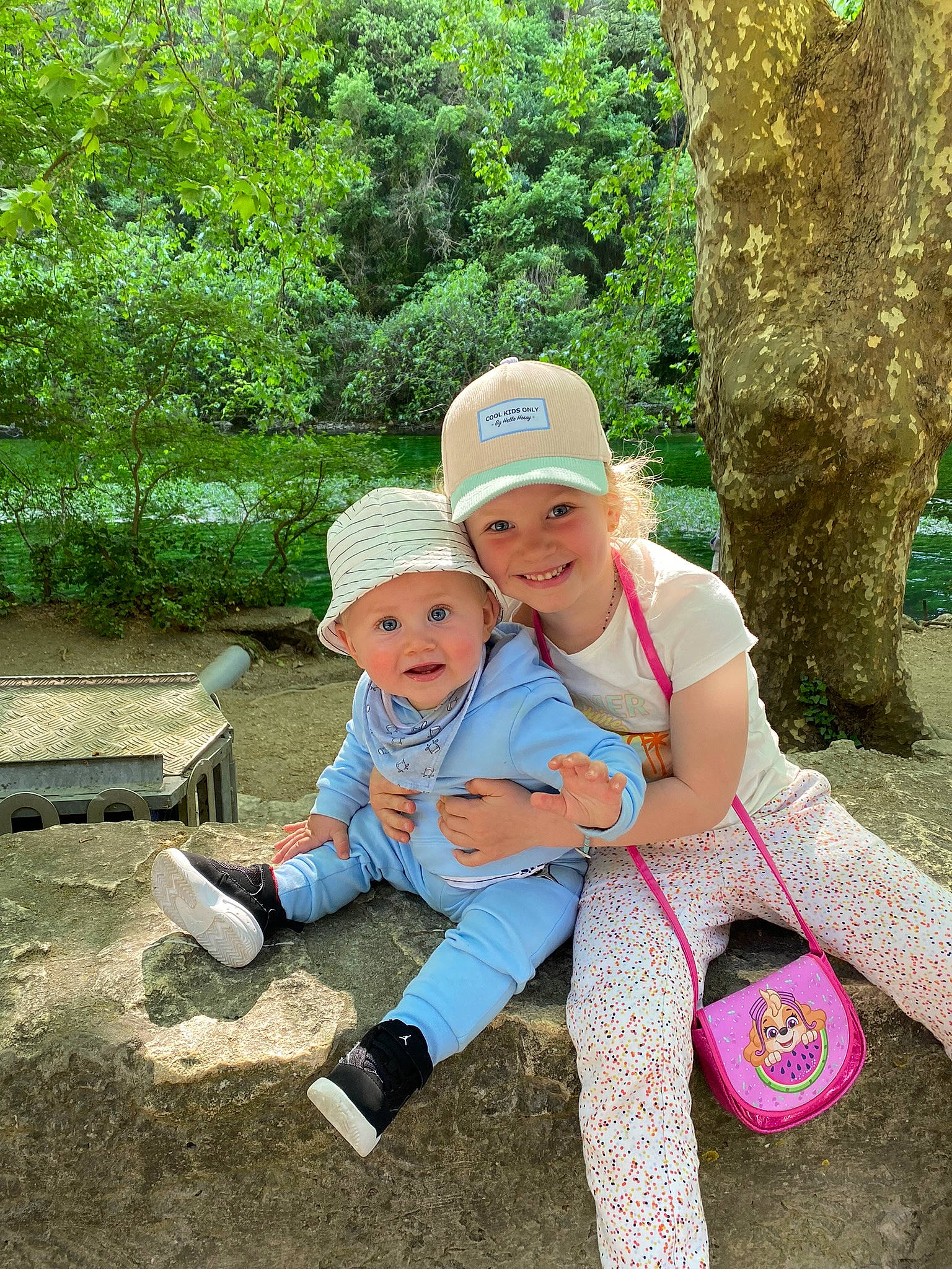 Livia participe au concours pour gagner de l'argent avec cette photo : baby, baby_toddler_clothing, baseball_cap, cap, event, fun, grass, happy, hat, headwear, joy, landscape, leaf, leisure, people_in_nature, person, plant, recreation, smile, sneakers