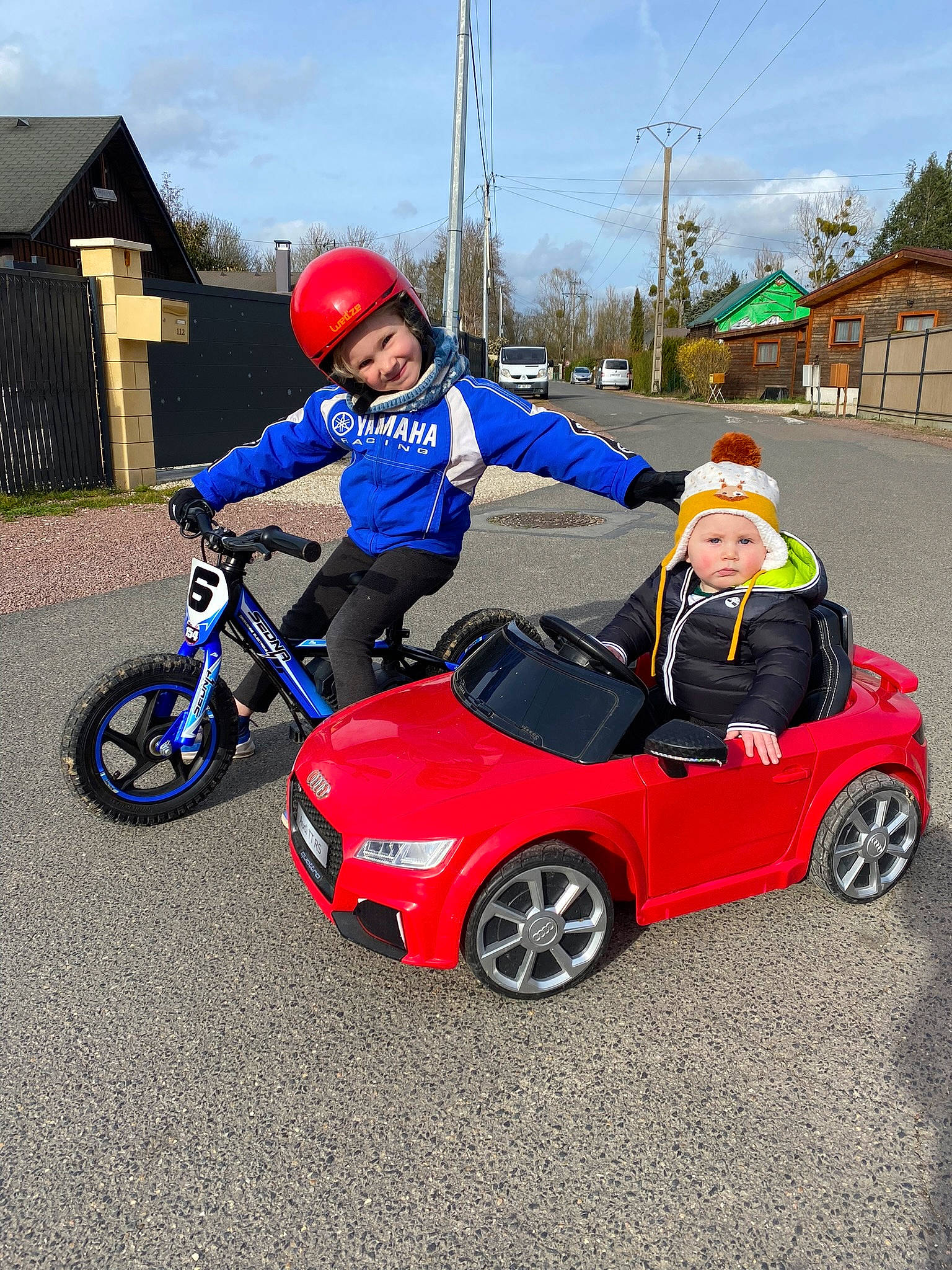 Lucio a rejoint le concours — aidez-le/la à gagner de superbes lots ! alloy_wheel, automotive_design, automotive_exterior, automotive_lighting, automotive_tire, automotive_wheel_system, car, cloud, fender, headwear, helmet, jacket, joy, motor_vehicle, person, personal_luxury_car, rim, rolling, sky, tire