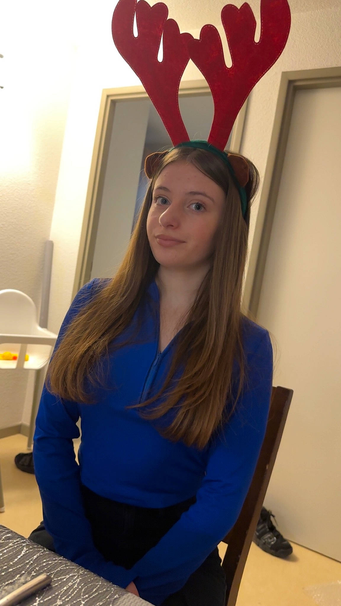 Clémence a rejoint le concours — aidez-le/la à gagner de superbes lots ! brown_hair, chair, electric_blue, event, fashion_accessory, fashion_design, formal_wear, fun, fur, hairstyle, happy, long_hair, outerwear, person, room, sitting, sleeve, smile, standing, thigh