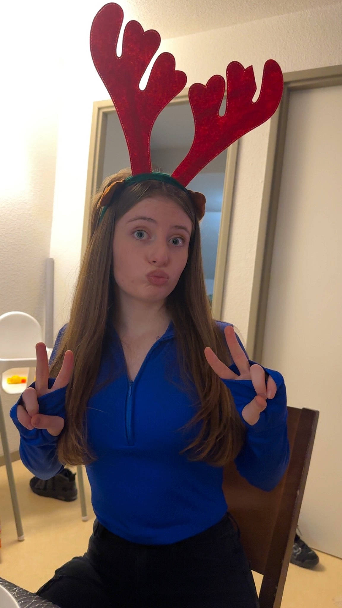 Clémence a rejoint le concours — aidez-le/la à gagner de superbes lots ! abdomen, chair, chest, electric_blue, fashion_design, finger, fun, gesture, joint, long_hair, neck, organ, person, room, shoulder, sleeve, standing, t_shirt, thigh, trunk