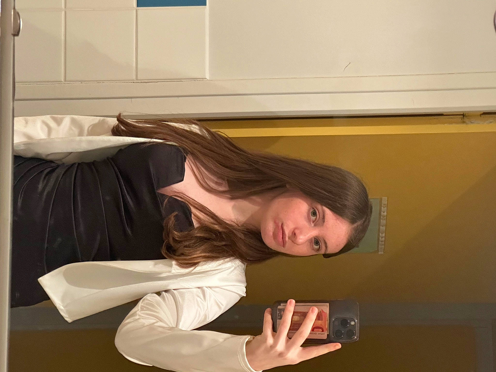 Clémence participe au concours pour gagner de l'argent avec cette photo : brown_hair, comfort, elbow, eyelash, flash_photography, fun, gesture, hand, happy, human_body, human_leg, layered_hair, long_hair, neck, person, room, sitting, sleeve, smile, thigh