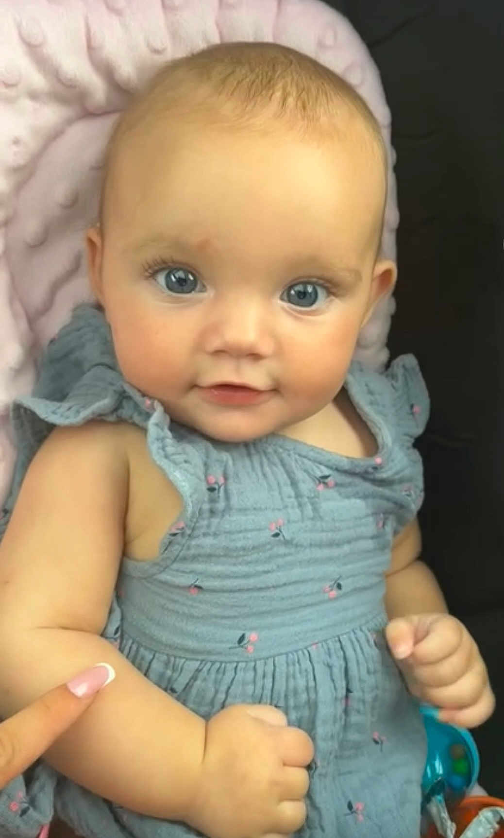 Kiara participe au concours pour gagner de l'argent avec cette photo : baby, child, blue_eyes, dress, pink_background, cute, smiling, portrait, skin, hand, fingernail, person, infant, young_child, clothing, sleeveless, cute_expression, closeup, adorable, soft_texture