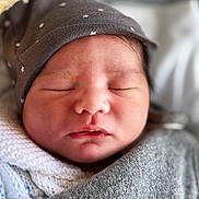 Lucas a rejoint le concours — aidez-le/la à gagner de superbes lots ! newborn, baby, sleeping, hat, blanket, closeup, face, cozy, soft, infant, wrapped, peaceful, cute, child, portrait, headwear, clothing, indoors, resting, young