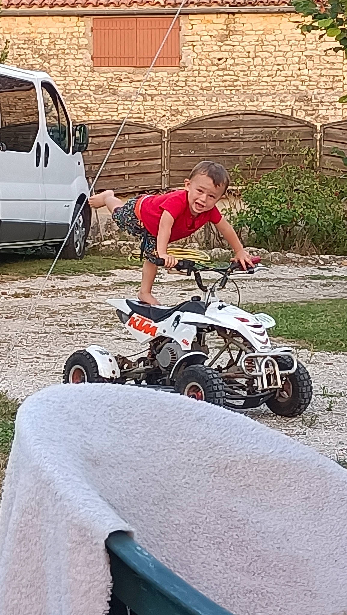 Tom a rejoint le concours — aidez-le/la à gagner de superbes lots ! auto_part, automotive_design, automotive_exterior, automotive_tire, automotive_wheel_system, fender, grass, motor_vehicle, person, plant, recreation, rim, rolling, shorts, spoke, t_shirt, tire, tread, vehicle, wheel