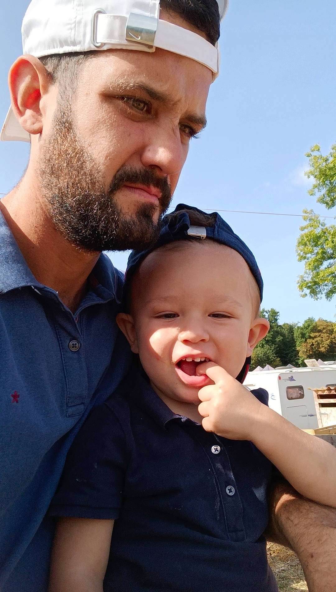 Tom a rejoint le concours — aidez-le/la à gagner de superbes lots ! beard, cap, chin, cool, eyewear, face, facial_expression, forehead, gesture, hair, hairstyle, happy, head, headwear, human, lip, mouth, muscle, person, plant