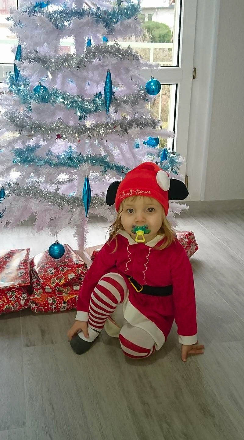 Elena a rejoint le concours — aidez-le/la à gagner de superbes lots ! child, christmas, christmas_eve, christmas_ornament, christmas_tree, costume, event, fictional_character, headwear, holiday, holiday_ornament, person, santa_claus, toddler, tree