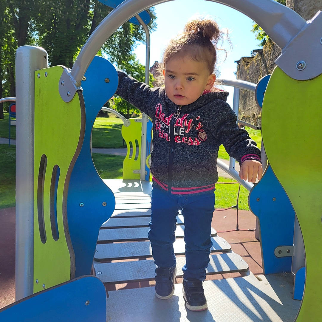 Amélie a rejoint le concours — aidez-le/la à gagner de superbes lots ! baby_toddler_clothing, child, chute, electric_blue, fun, grass, happy, human_settlement, leisure, outdoor_play_equipment, people, person, plant, playground, recreation, sky, snapshot, standing, t_shirt, toddler