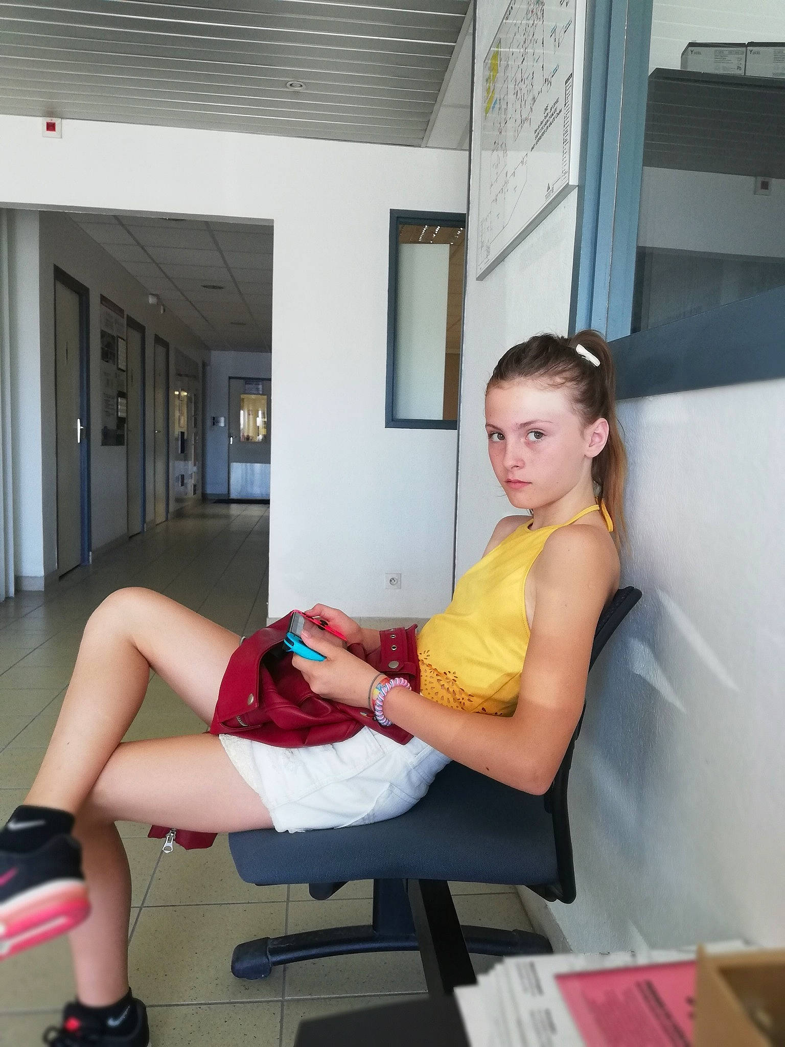 Shona a rejoint le concours — aidez-le/la à gagner de superbes lots ! abdomen, arm, footwear, human_body, human_leg, knee, leg, leisure, muscle, person, shoe, shoulder, sitting, sportswear, thigh, vacation