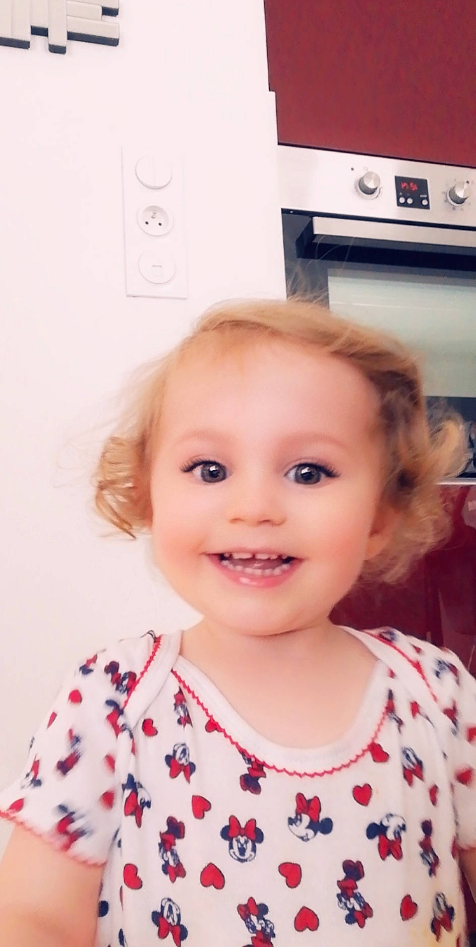 Kara participe au concours pour gagner de l'argent avec cette photo : baby, beauty, cheek, child, chin, electronic_device, eye, face, facial_expression, forehead, hair, happy, head, iris, joy, lip, nose, person, pink, skin