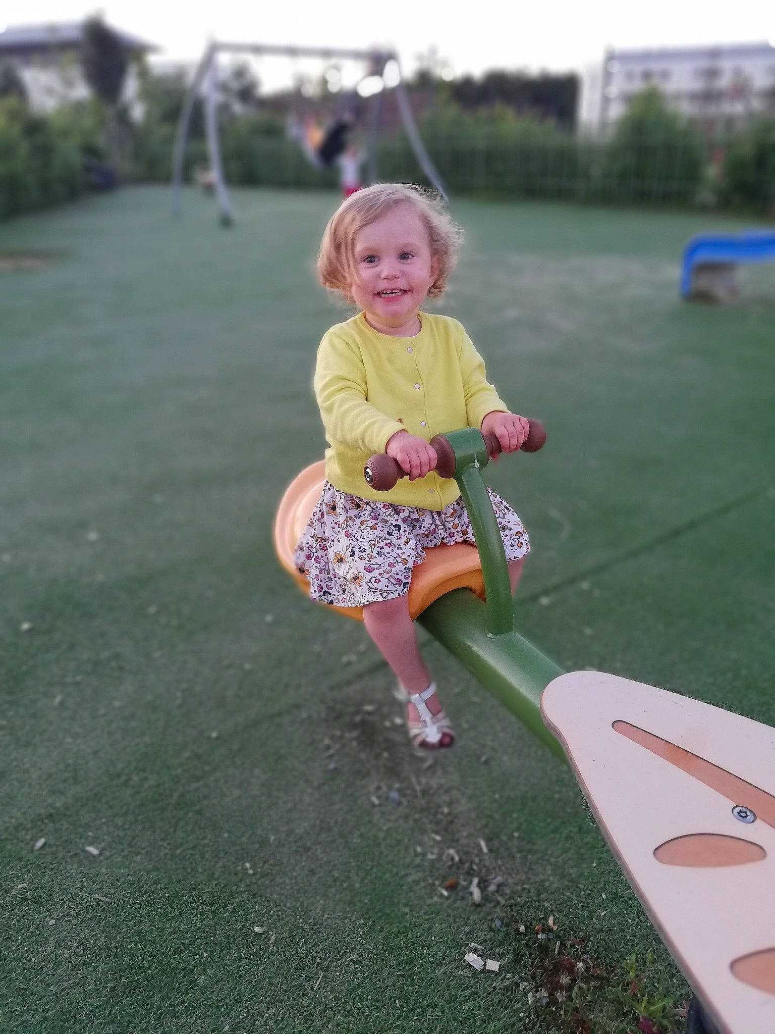 Kara a rejoint le concours — aidez-le/la à gagner de superbes lots ! barefoot, child, fun, grass, joy, leisure, outdoor_play_equipment, person, pink, plant, play, playground, public_space, recreation, summer, toddler, tree, vacation