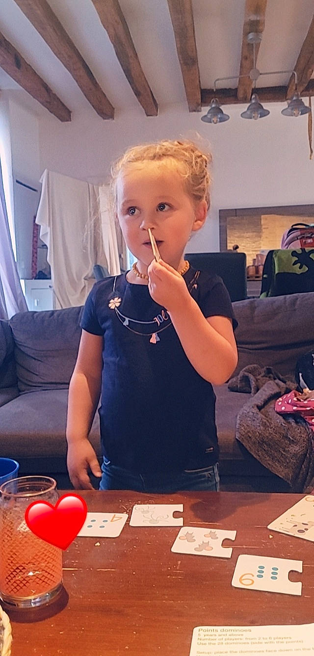 Candice participe au concours pour gagner de l'argent avec cette photo : beauty, blond, child, curtain, electric_blue, event, eyewear, fashion, fashion_design, flooring, fun, furniture, happy, leisure, person, photograph, red, snapshot, t_shirt, table