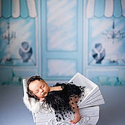 Gloria a rejoint le concours — aidez-le/la à gagner de superbes lots ! baby, sleeping, black_dress, polka_dots, headband, white_carriage, vintage, blue_background, decorative, peaceful, infant, portrait, soft_lighting, indoor, cute, newborn, resting, props, studio_photo, child