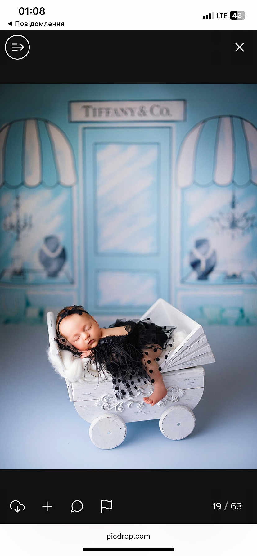 Gloria a rejoint le concours — aidez-le/la à gagner de superbes lots ! baby, sleeping, black_dress, polka_dots, headband, white_carriage, vintage, blue_background, decorative, peaceful, infant, portrait, soft_lighting, indoor, cute, newborn, resting, props, studio_photo, child