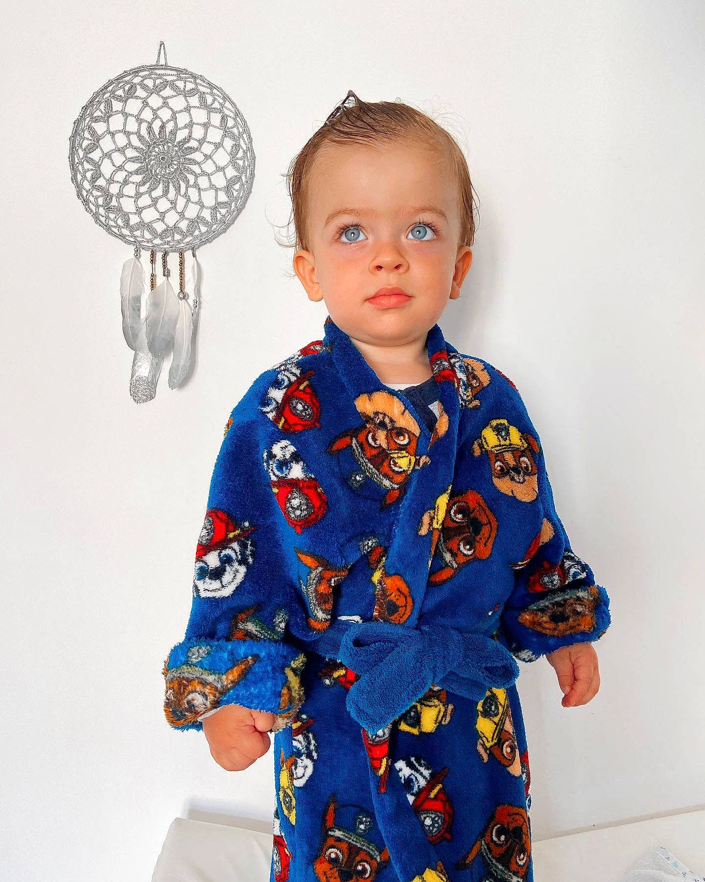 Brayden a rejoint le concours — aidez-le/la à gagner de superbes lots ! baby_toddler_clothing, clothing, collar, dress, dress_shirt, electric_blue, face, gesture, hair, happy, head, headgear, jewellery, mechanical_fan, neck, pattern, person, sleeve, standing, street_fashion
