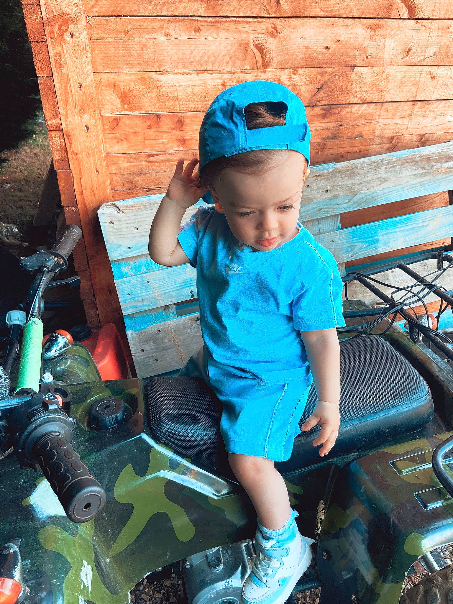 Brayden a rejoint le concours — aidez-le/la à gagner de superbes lots ! auto_part, automotive_tire, baseball_cap, blue, cap, cool, electric_blue, flash_photography, fun, hairstyle, human, leisure, motor_vehicle, person, personal_protective_equipment, shoe, shorts, sneakers, tire, toddler