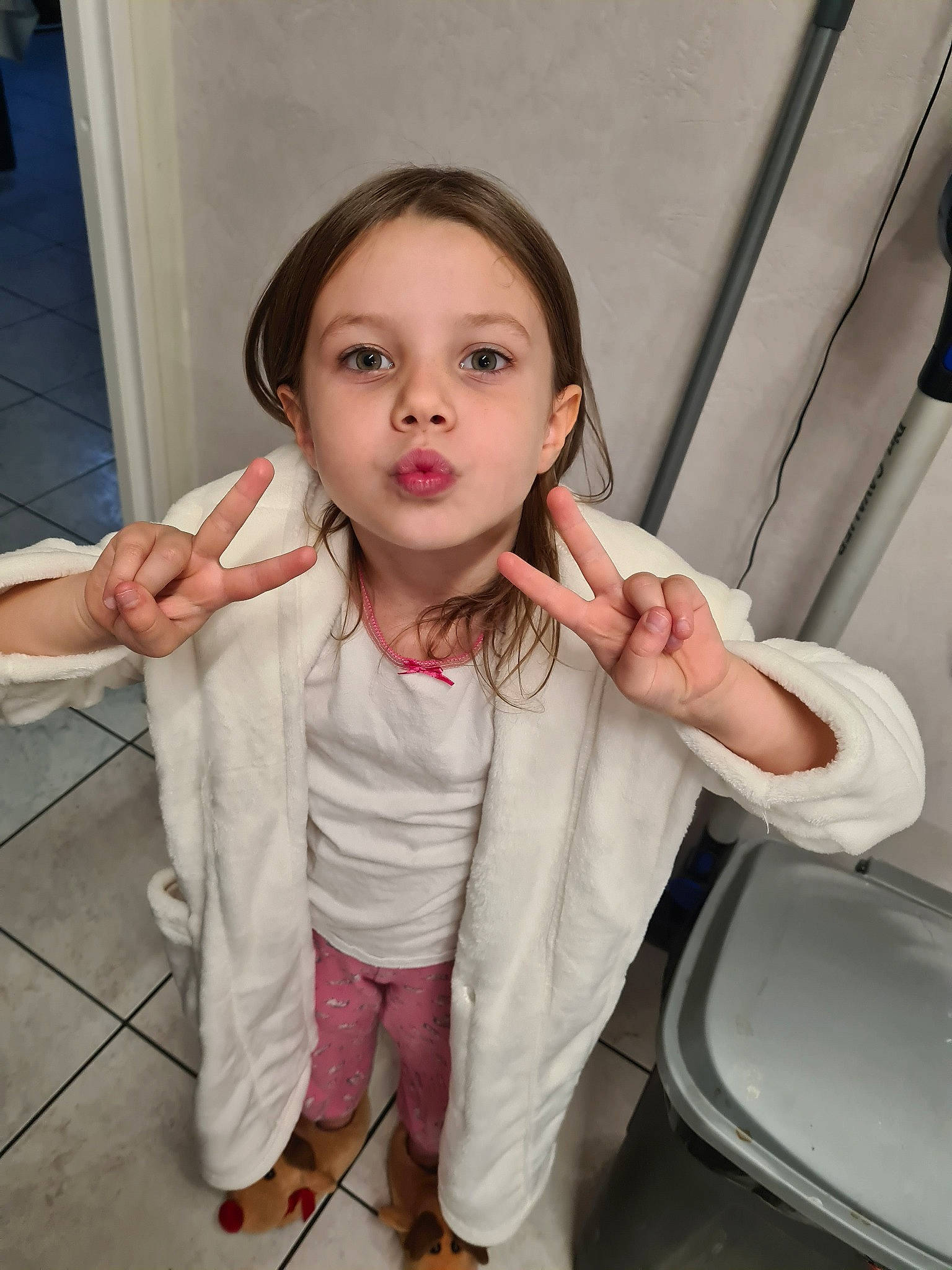 Léna participe au concours pour gagner de l'argent avec cette photo : cheek, child, eyebrow, finger, gesture, lip, neck, person, skin, smile