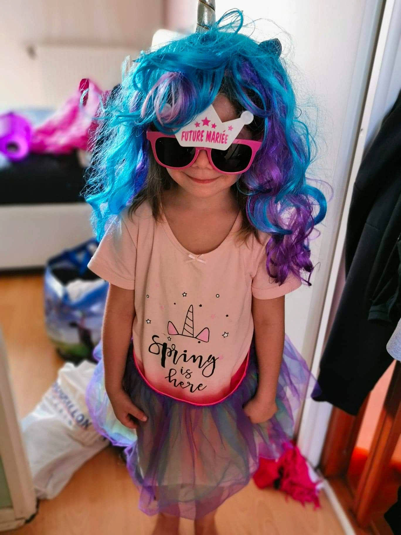 Léna a rejoint le concours — aidez-le/la à gagner de superbes lots ! blue, child, cool, costume, eyewear, glasses, hair_coloring, head, lip, magenta, mouth, person, personal_protective_equipment, pink, purple, sunglasses, toddler, turquoise, violet, vision_care