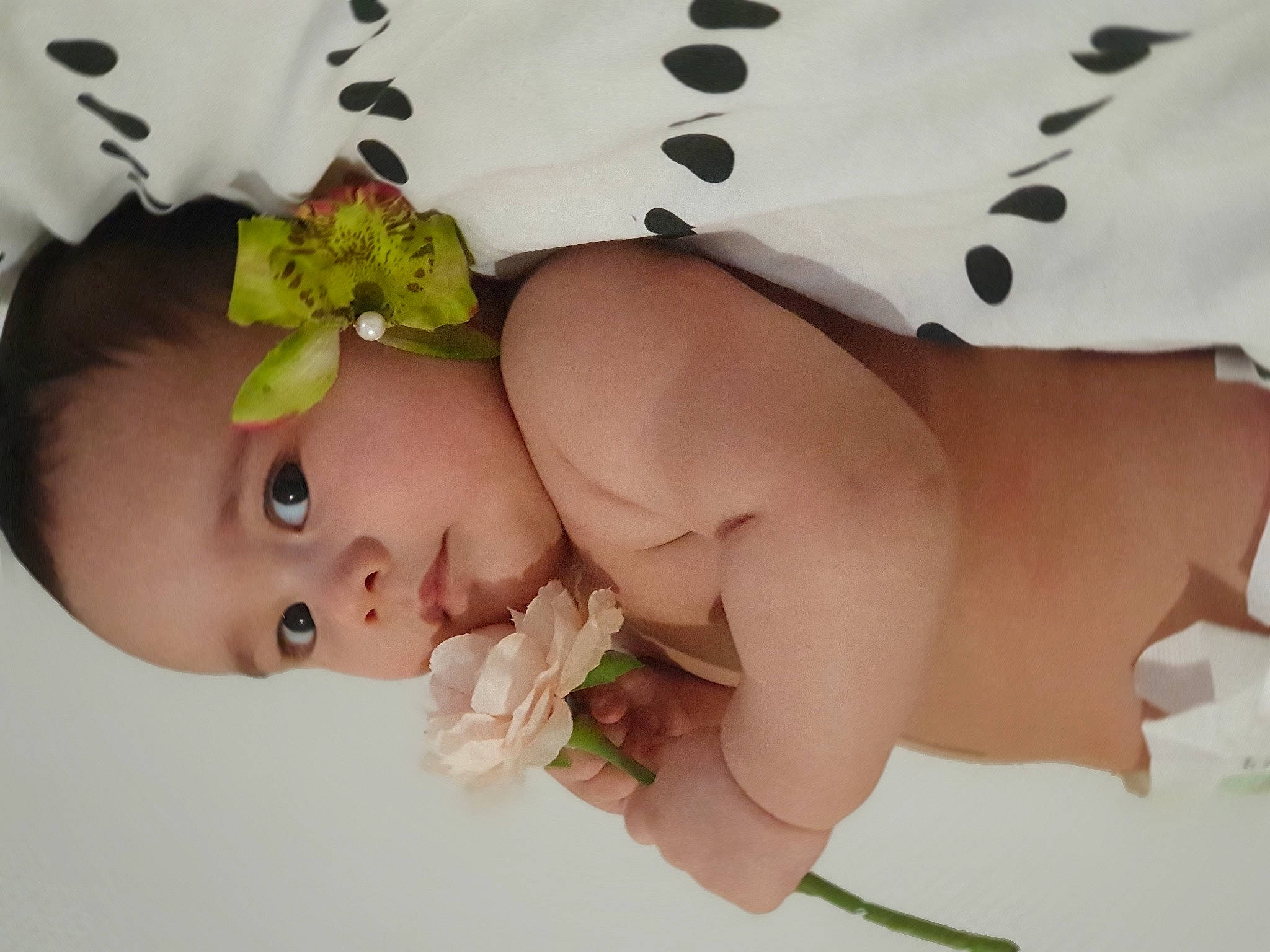 Taoahere a rejoint le concours — aidez-le/la à gagner de superbes lots ! baby, baby_products, baby_safety, baby_sleeping, baby_toddler_clothing, bedding, cheek, child, comfort, happy, headpiece, linens, pattern, person, petal, product, skin, sleeve, textile, toddler