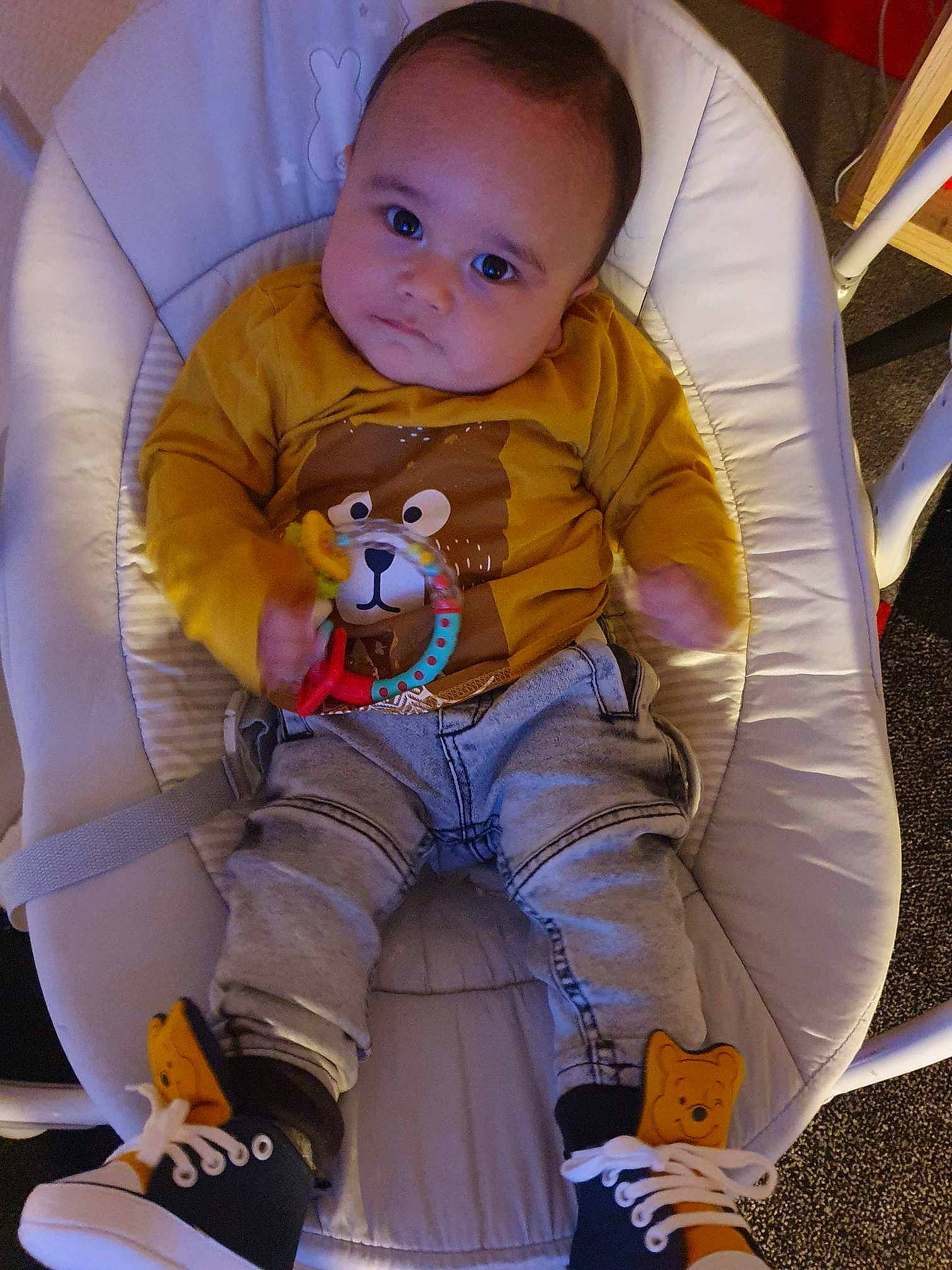 Taoahere participe au concours pour gagner de l'argent avec cette photo : baby, baby_toddler_clothing, chair, child, comfort, eye, finger, lap, leg, orange, person, product, purple, shoe, sleeve, smile, sneakers, thigh, toddler, white