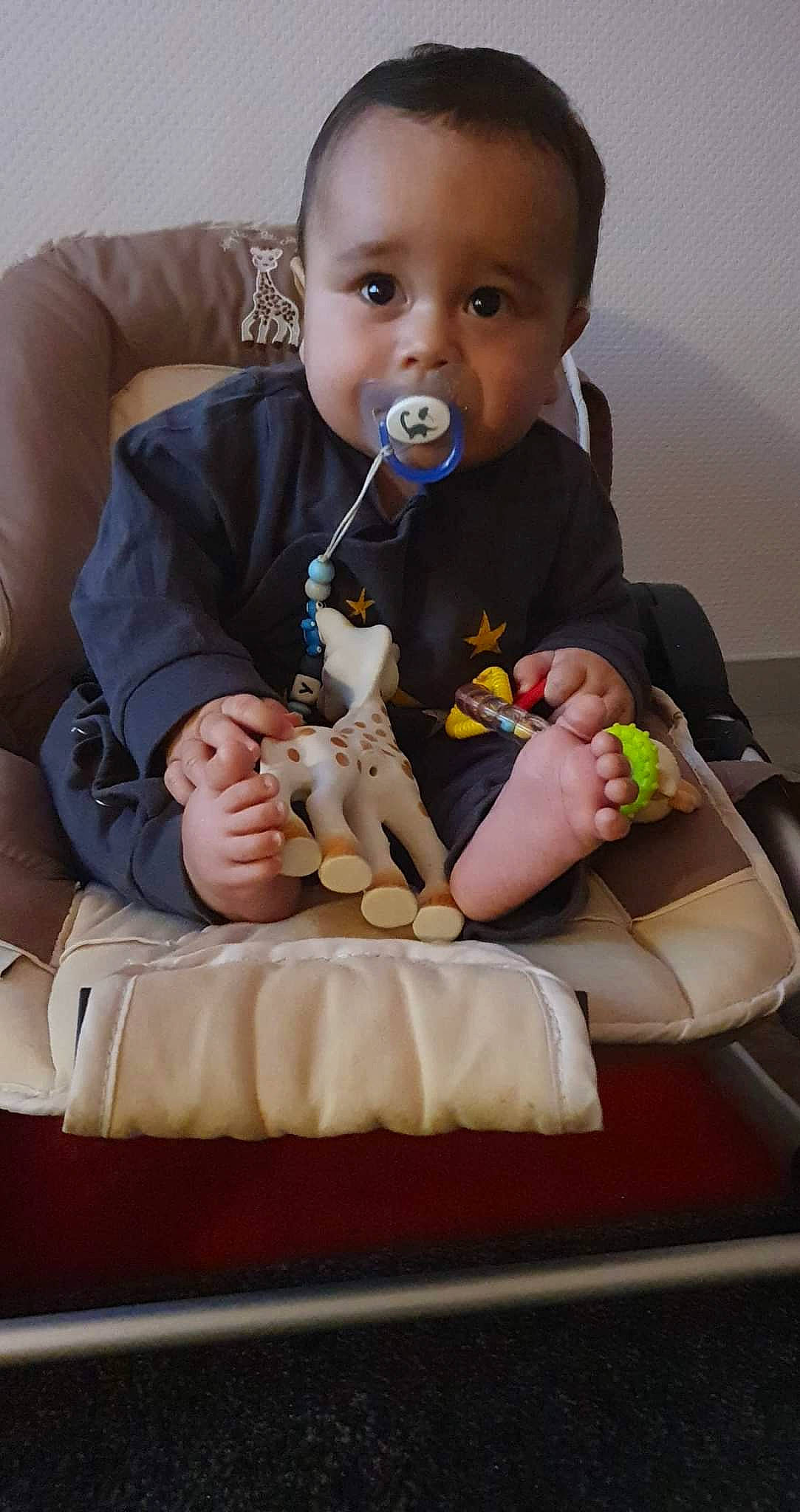 Taoahere participe au concours pour gagner de l'argent avec cette photo : baby, baby_toddler_clothing, chair, cheek, child, comfort, dress, drinkware, eyelash, face, facial_expression, happy, head, iris, nail, person, skin, sleeve, textile, thumb