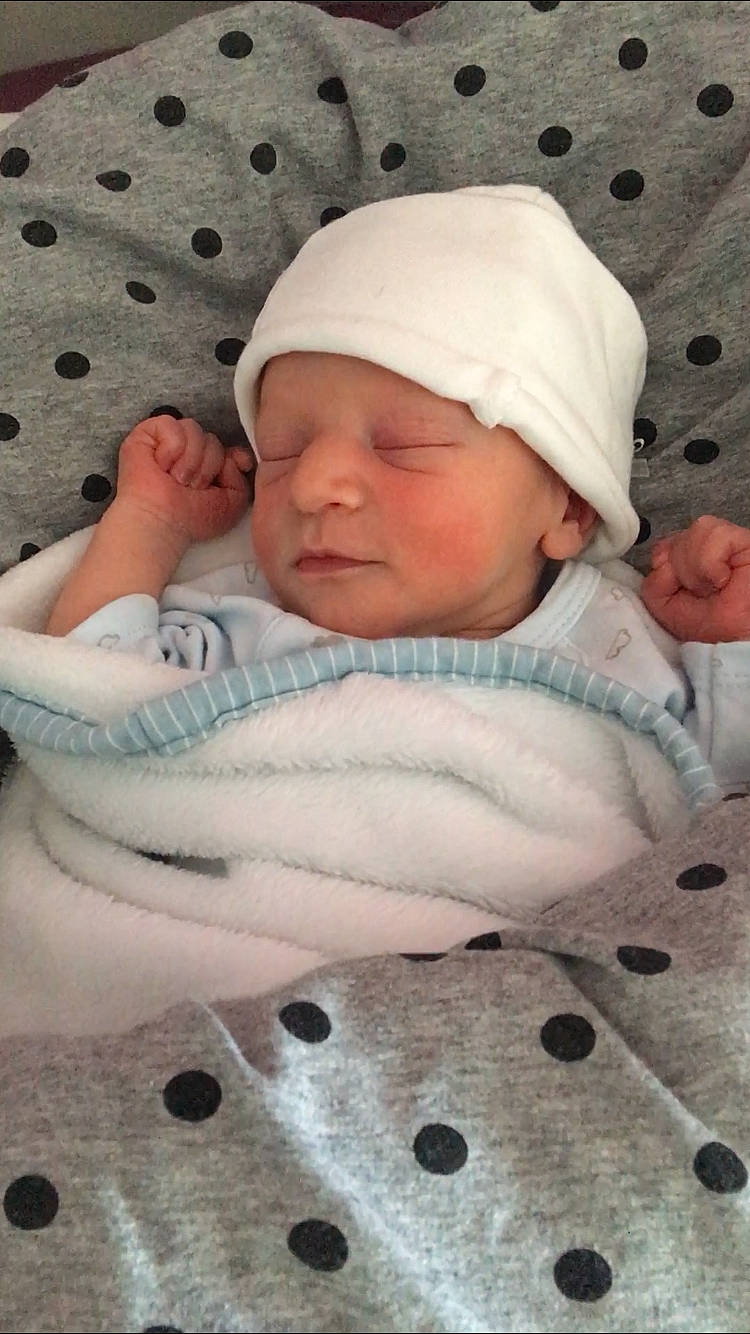Bradley a rejoint le concours — aidez-le/la à gagner de superbes lots ! baby, baby_sleeping, bedtime, child, headwear, person, sleep, toddler