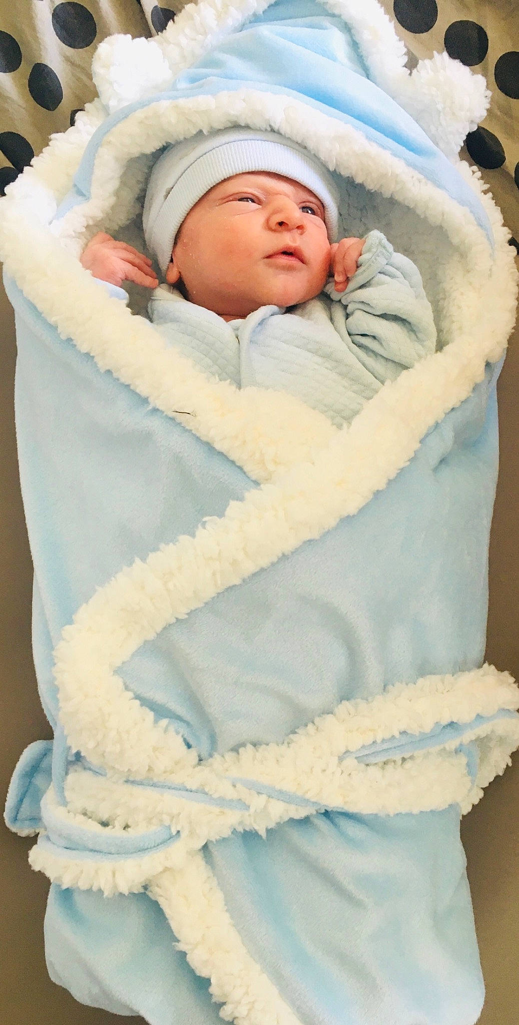 Bradley a rejoint le concours — aidez-le/la à gagner de superbes lots ! baby, baby_products, baby_safety, baby_sleeping, blanket, child, comfort, headwear, infant_bed, linens, person, product, sleep, textile, toddler